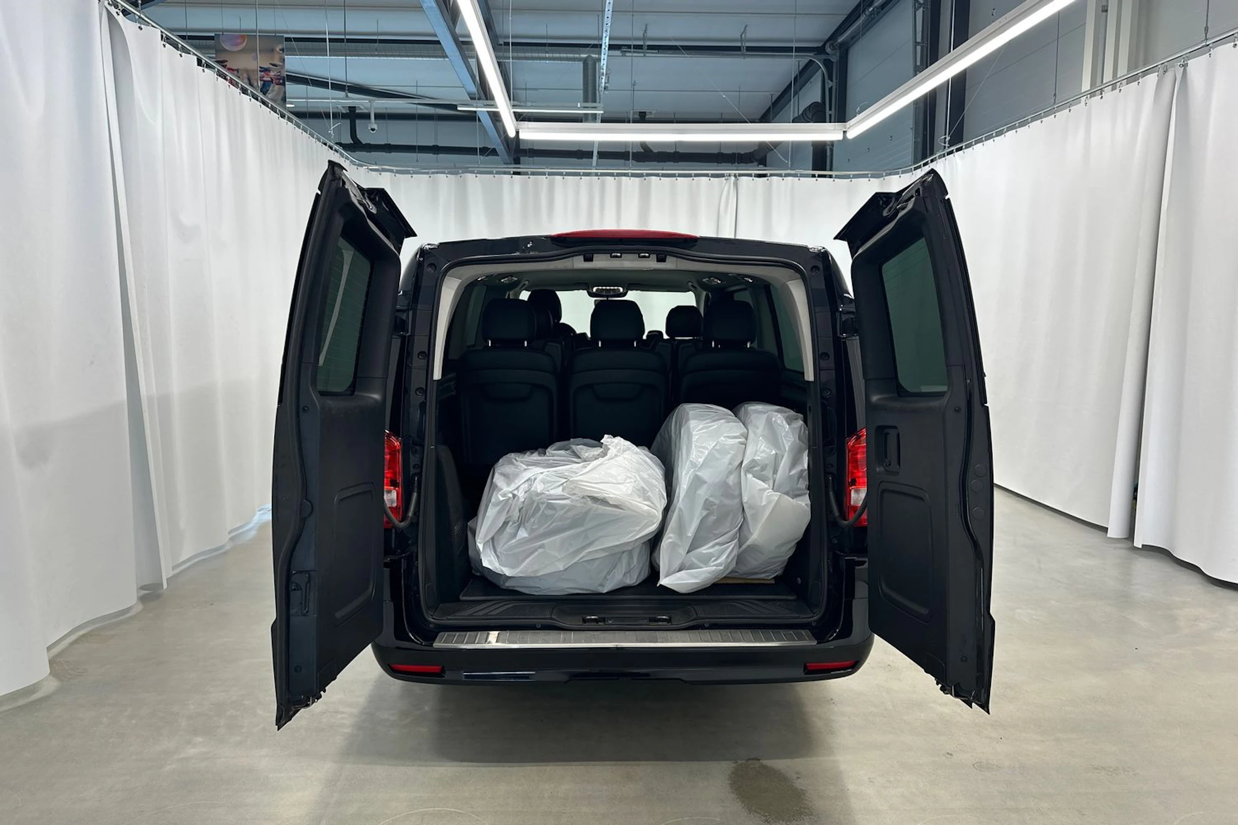 musta Mercedes-Benz Vito 2023 kuva 32.