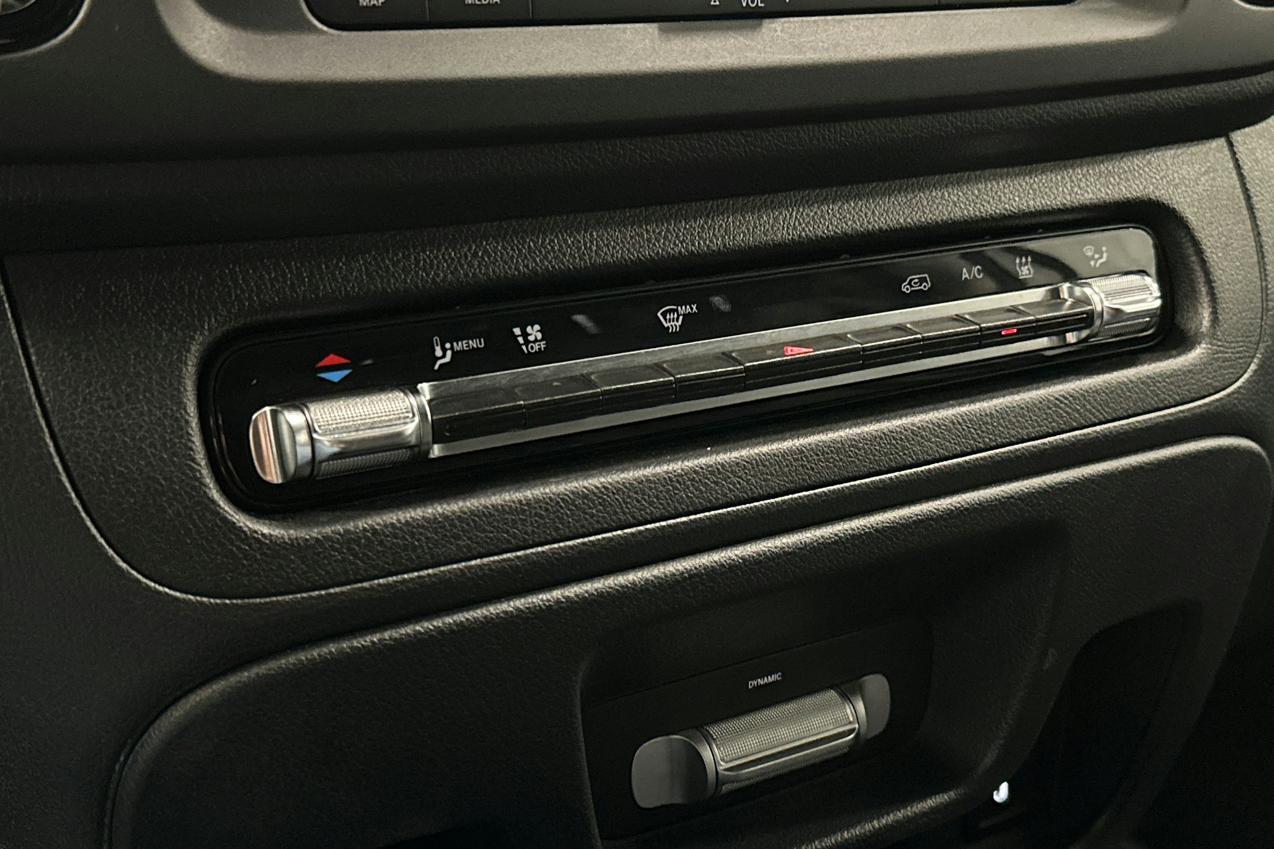 valkoinen Mercedes-Benz Vito 2024 kuva 14.