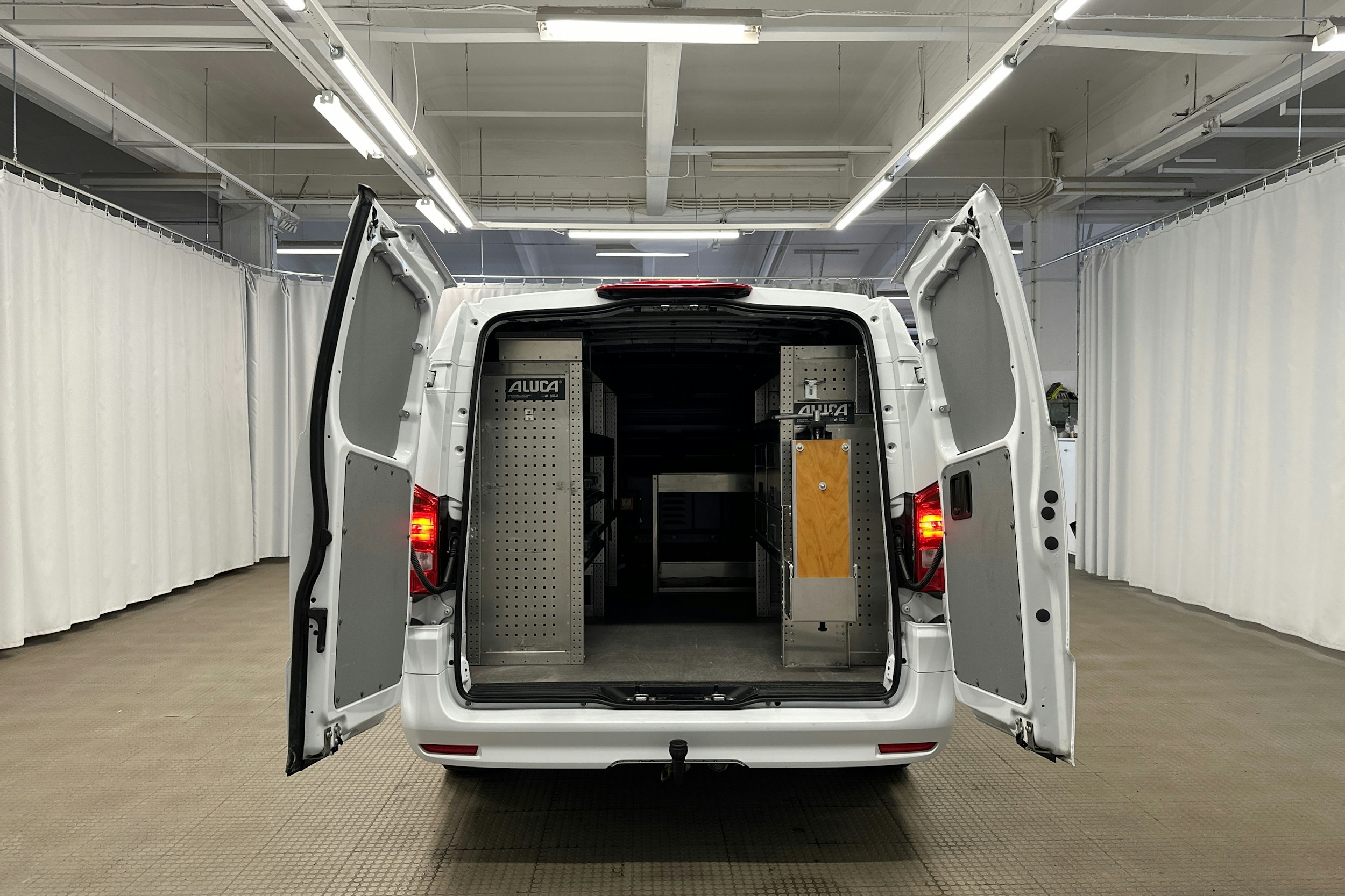 valkoinen Mercedes-Benz Vito 2024 kuva 19.