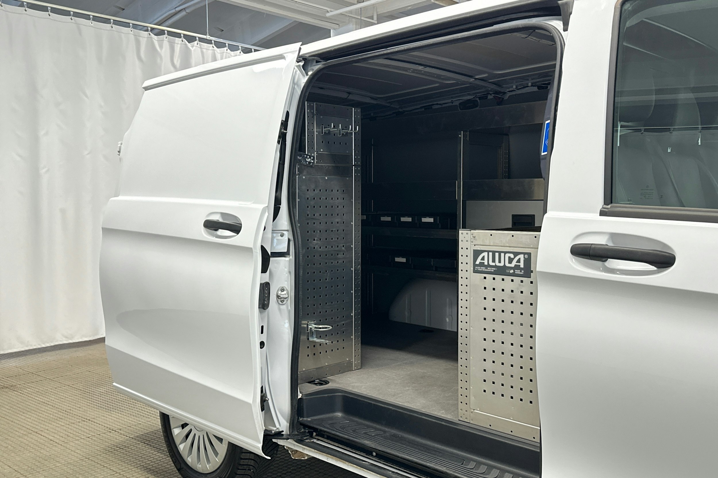 valkoinen Mercedes-Benz Vito 2024 kuva 21.