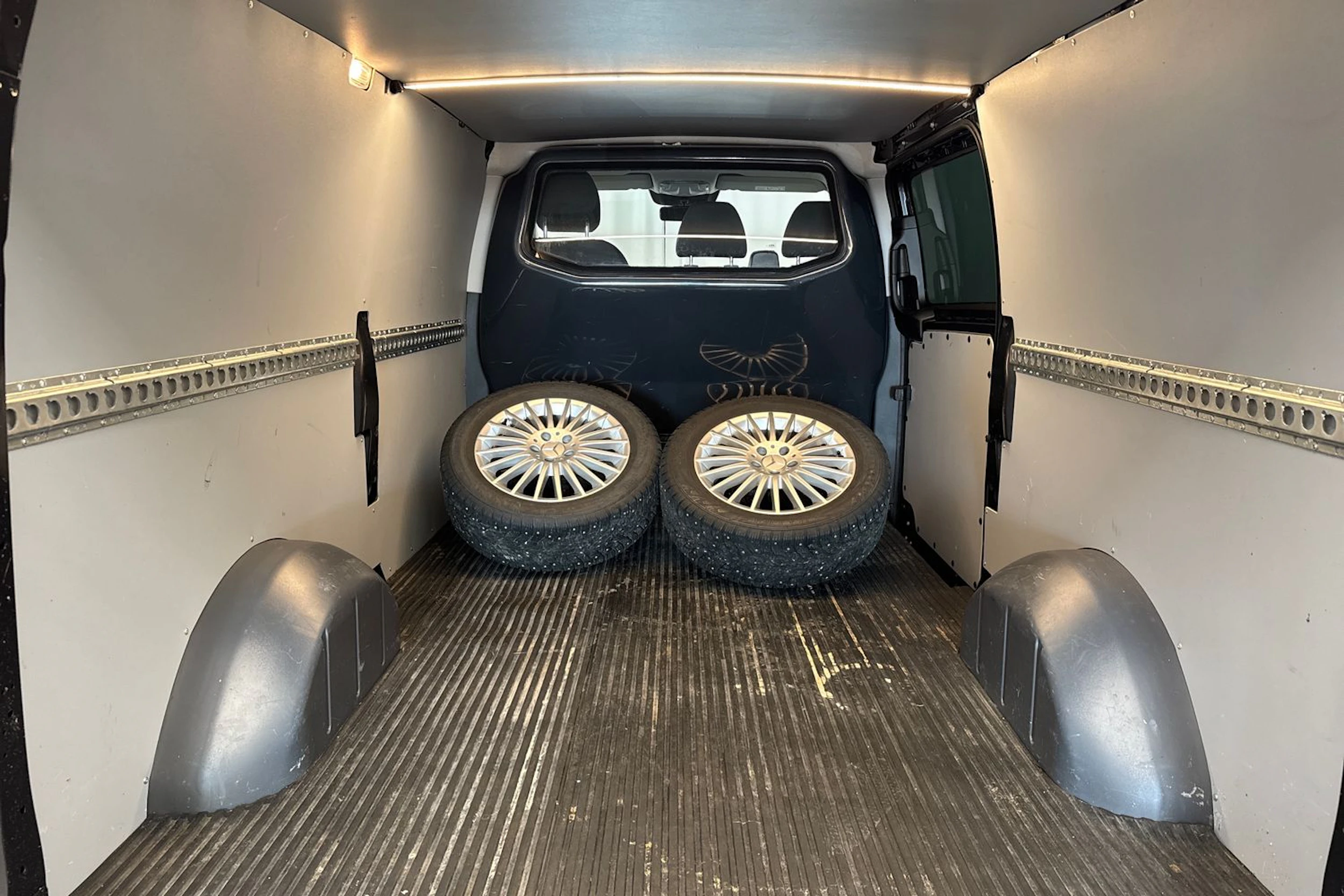 harmaa Mercedes-Benz Vito 2024 kuva 28.