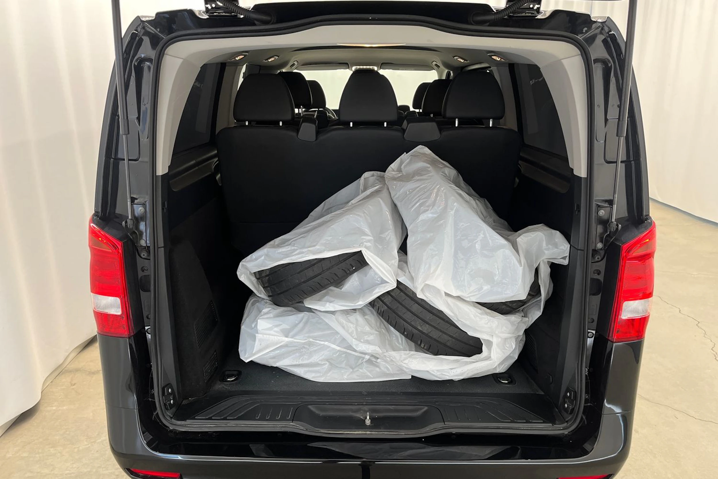 musta Mercedes-Benz Vito 2024 kuva 26.