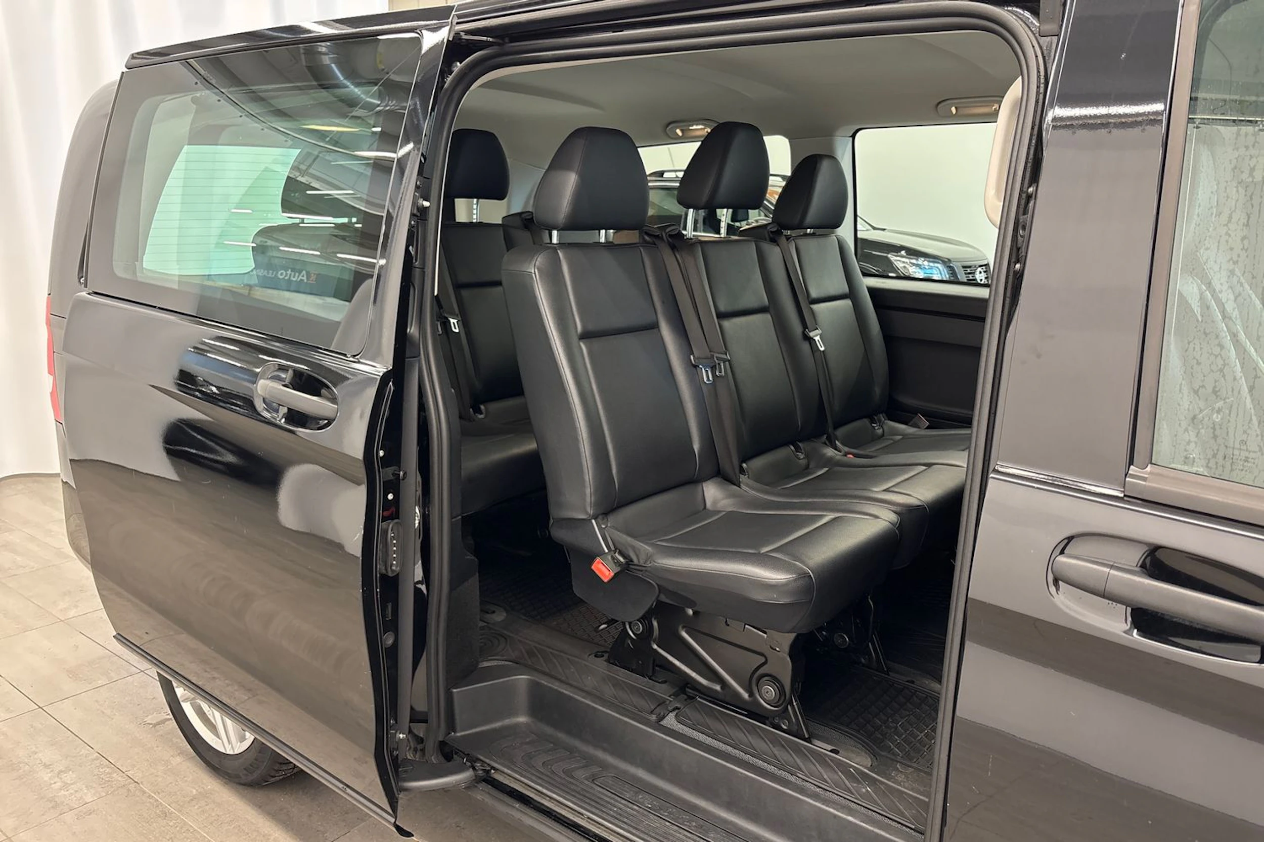 musta Mercedes-Benz Vito 2024 kuva 23.