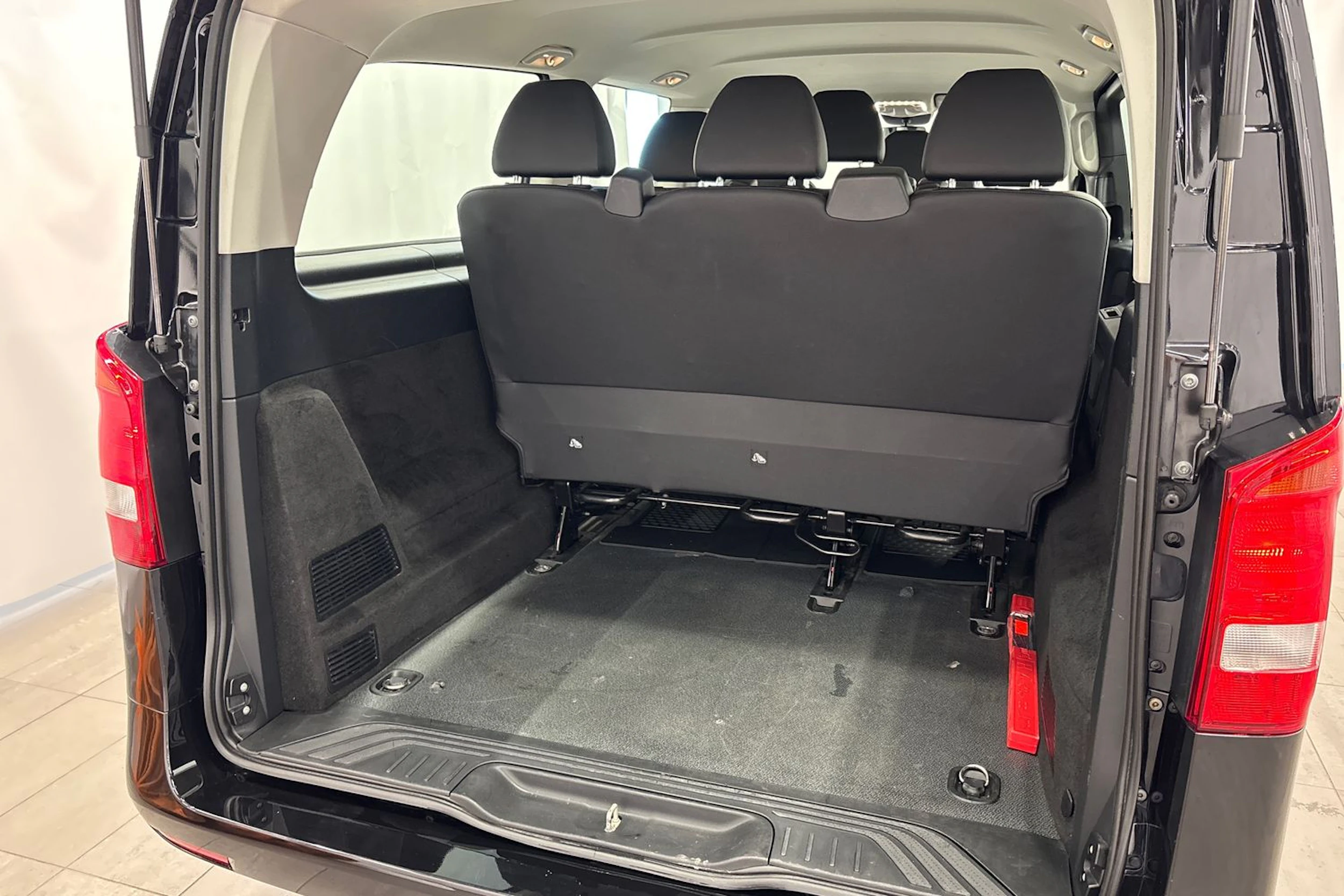 musta Mercedes-Benz Vito 2024 kuva 27.