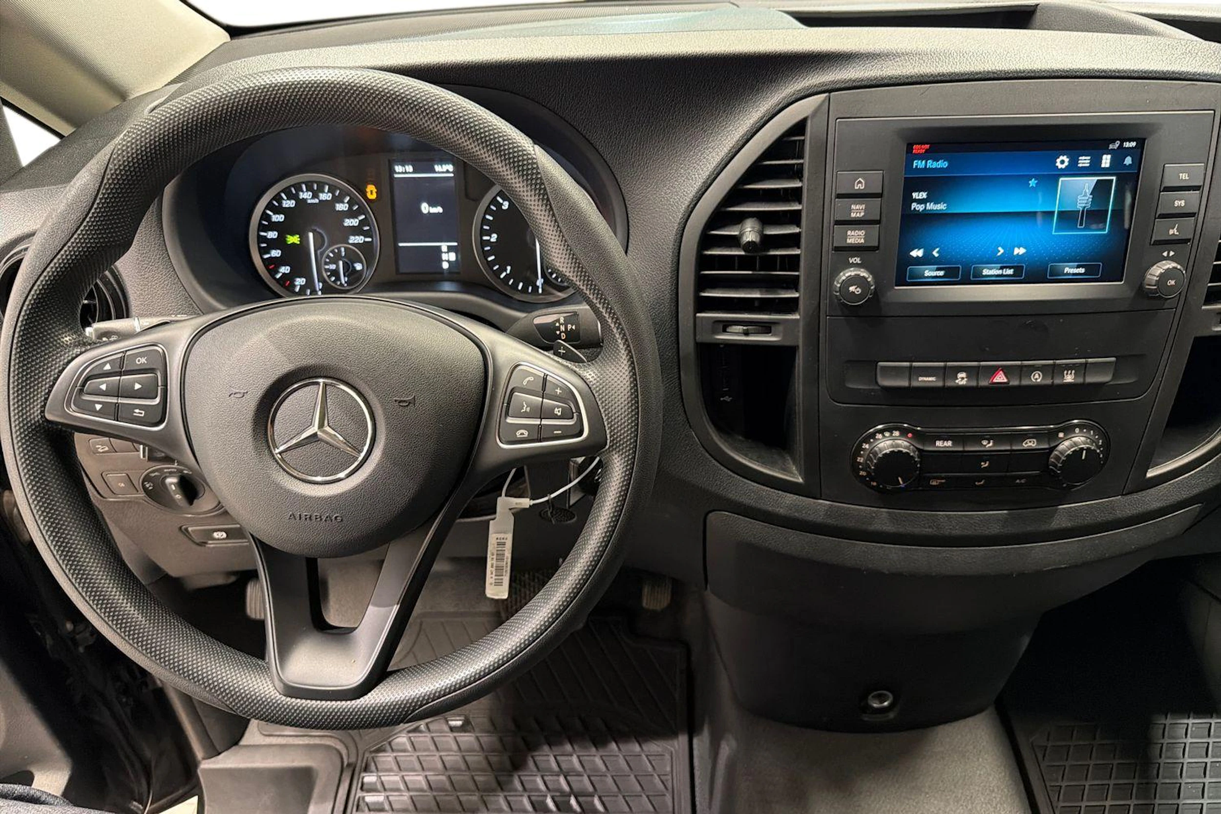musta Mercedes-Benz Vito 2024 kuva 9.