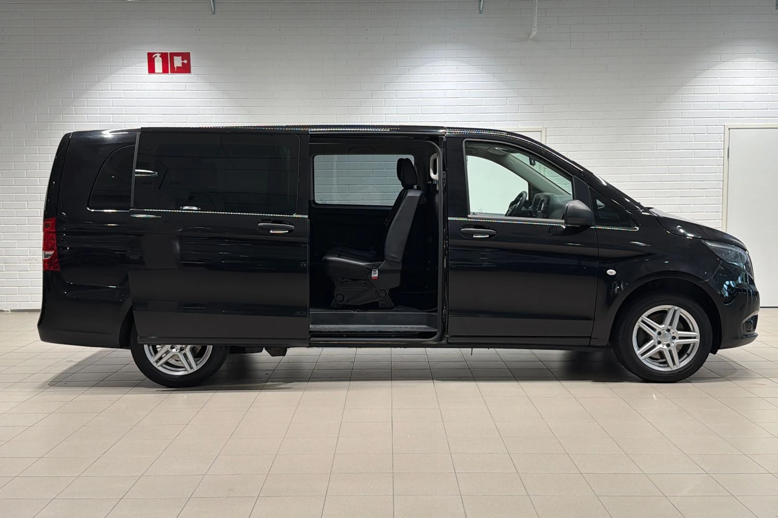 musta Mercedes-Benz Vito 2024 kuva 22.