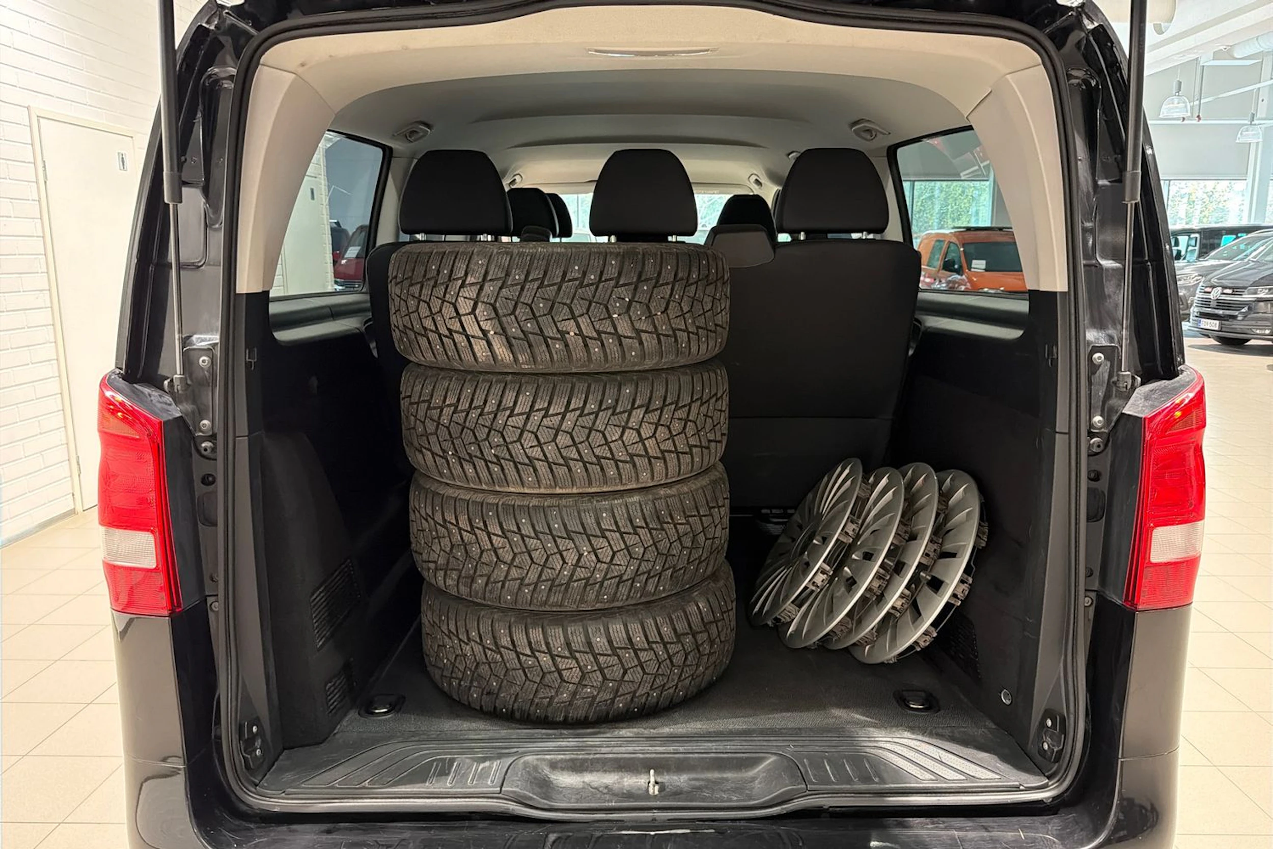 musta Mercedes-Benz Vito 2024 kuva 23.