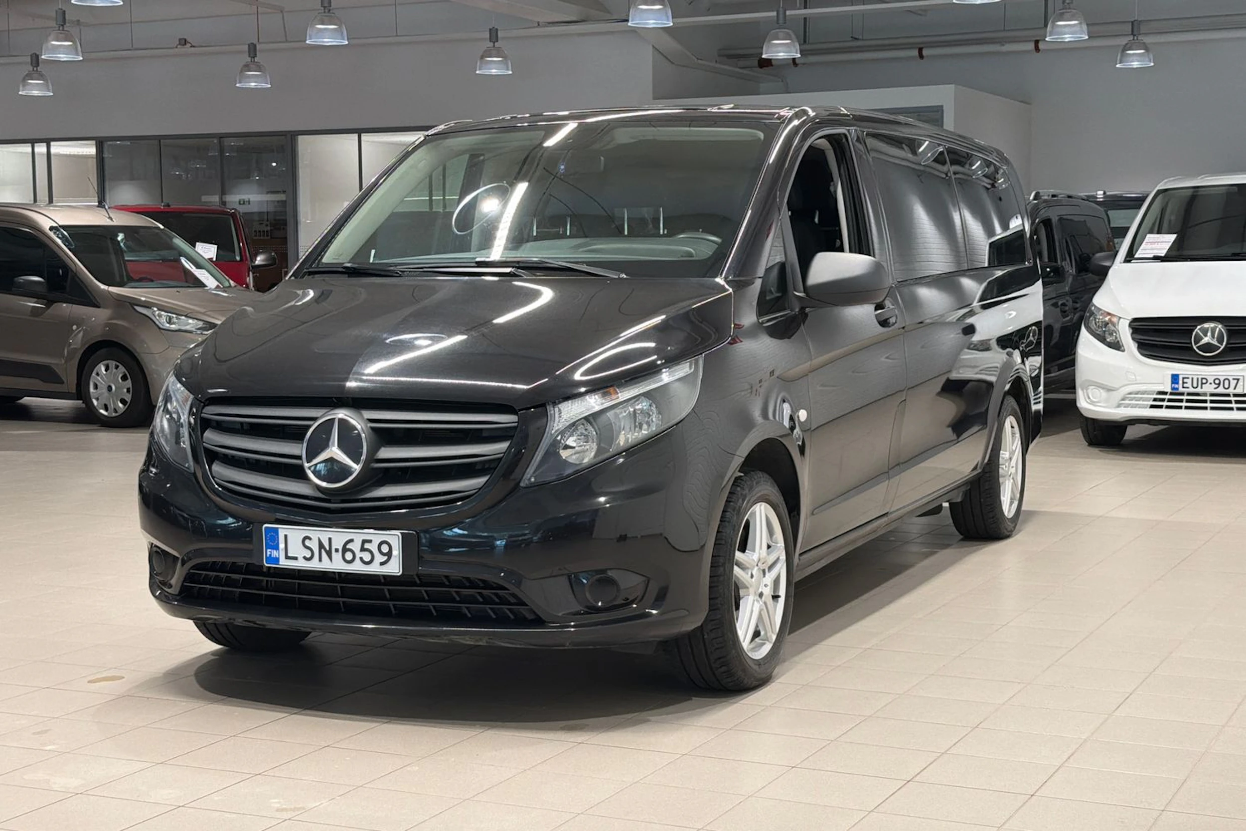 musta Mercedes-Benz Vito 2024 kuva 28.