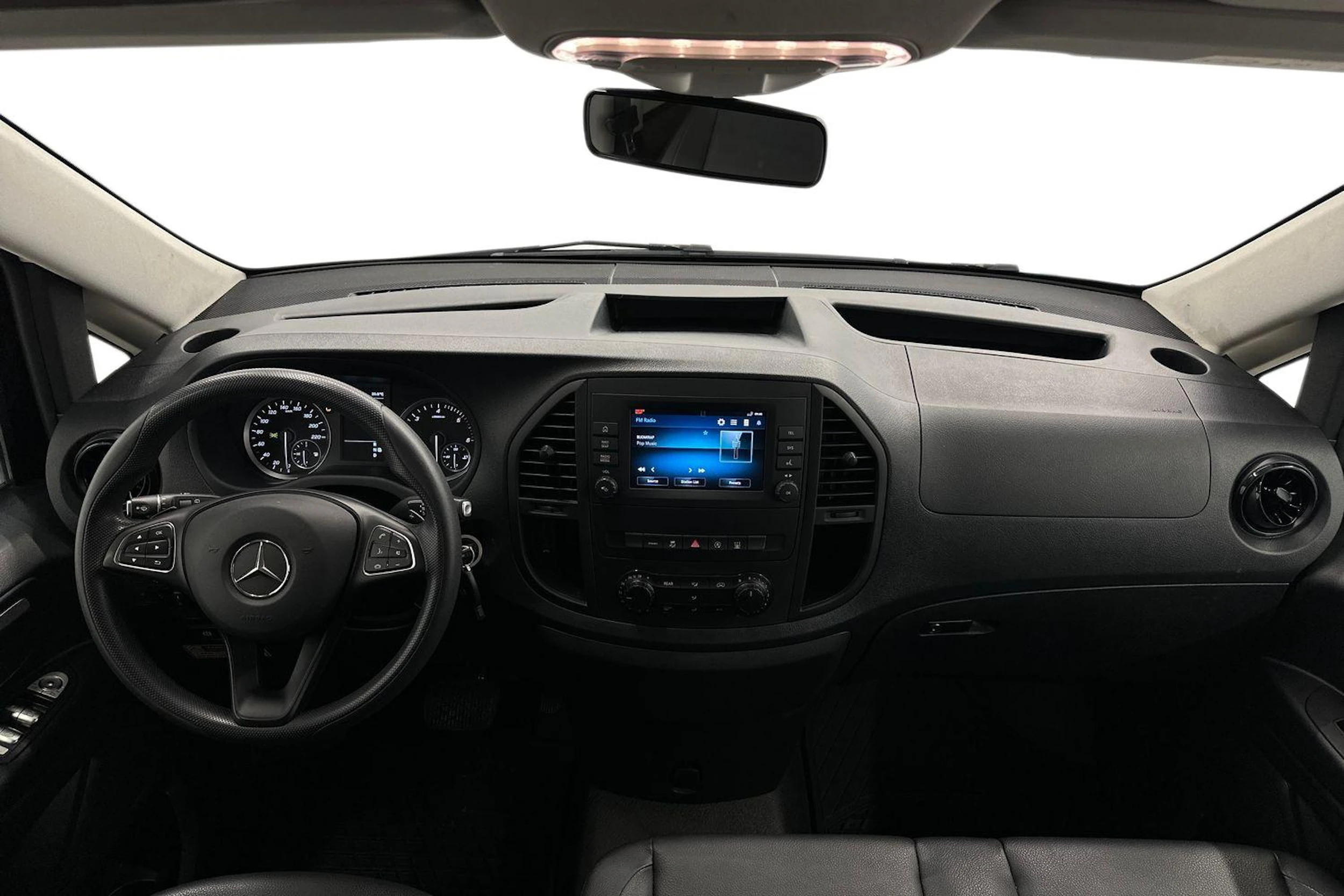 musta Mercedes-Benz Vito 2024 kuva 7.