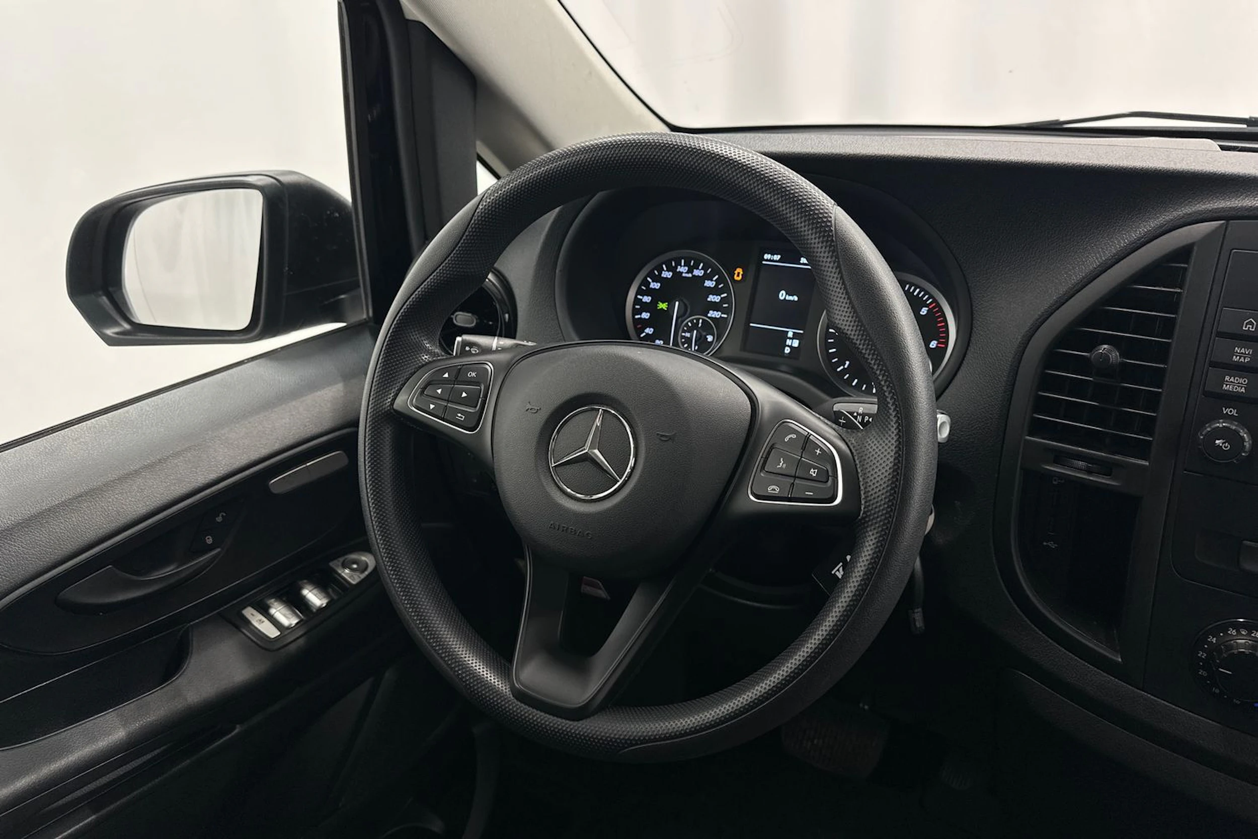 musta Mercedes-Benz Vito 2024 kuva 10.