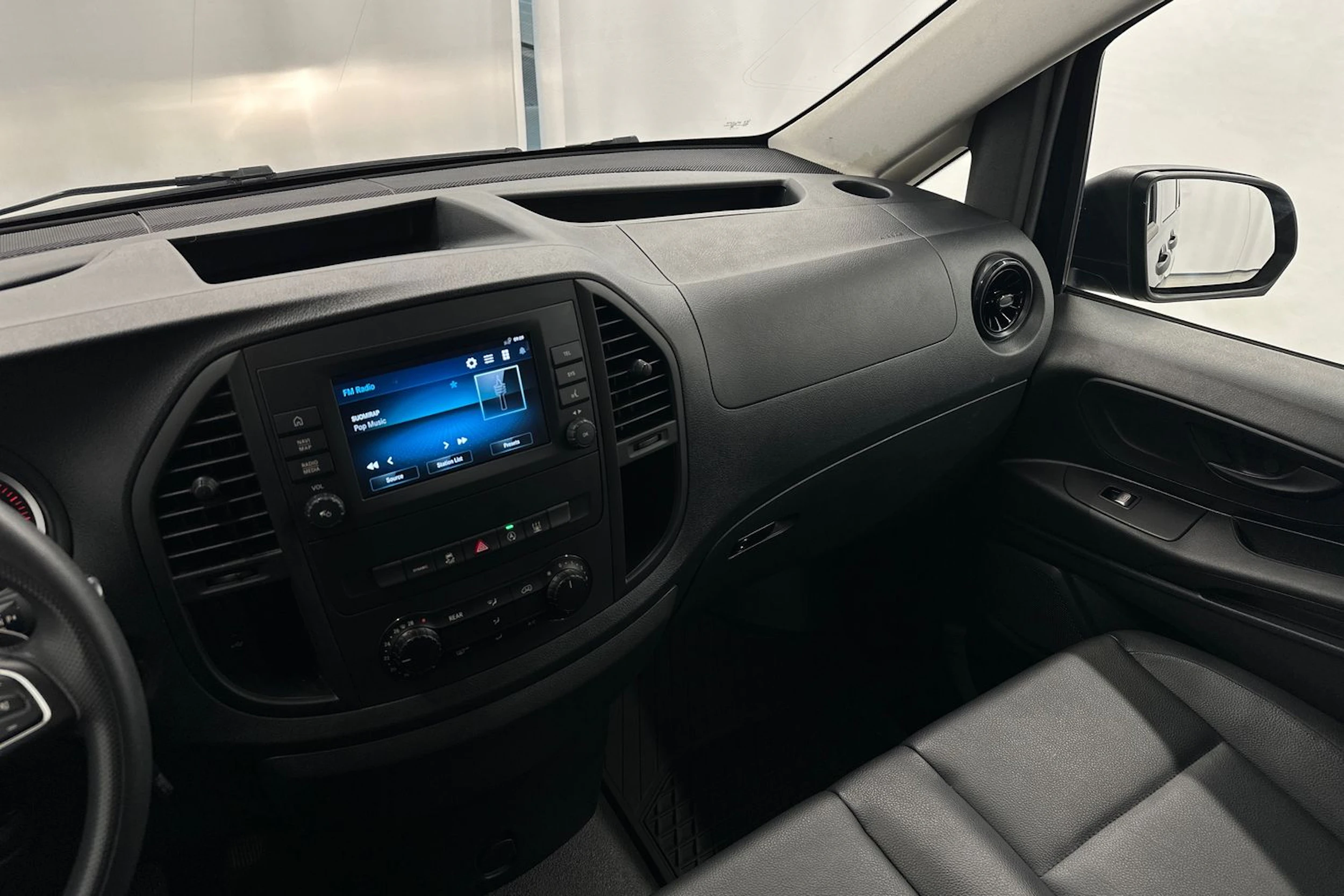 musta Mercedes-Benz Vito 2024 kuva 15.