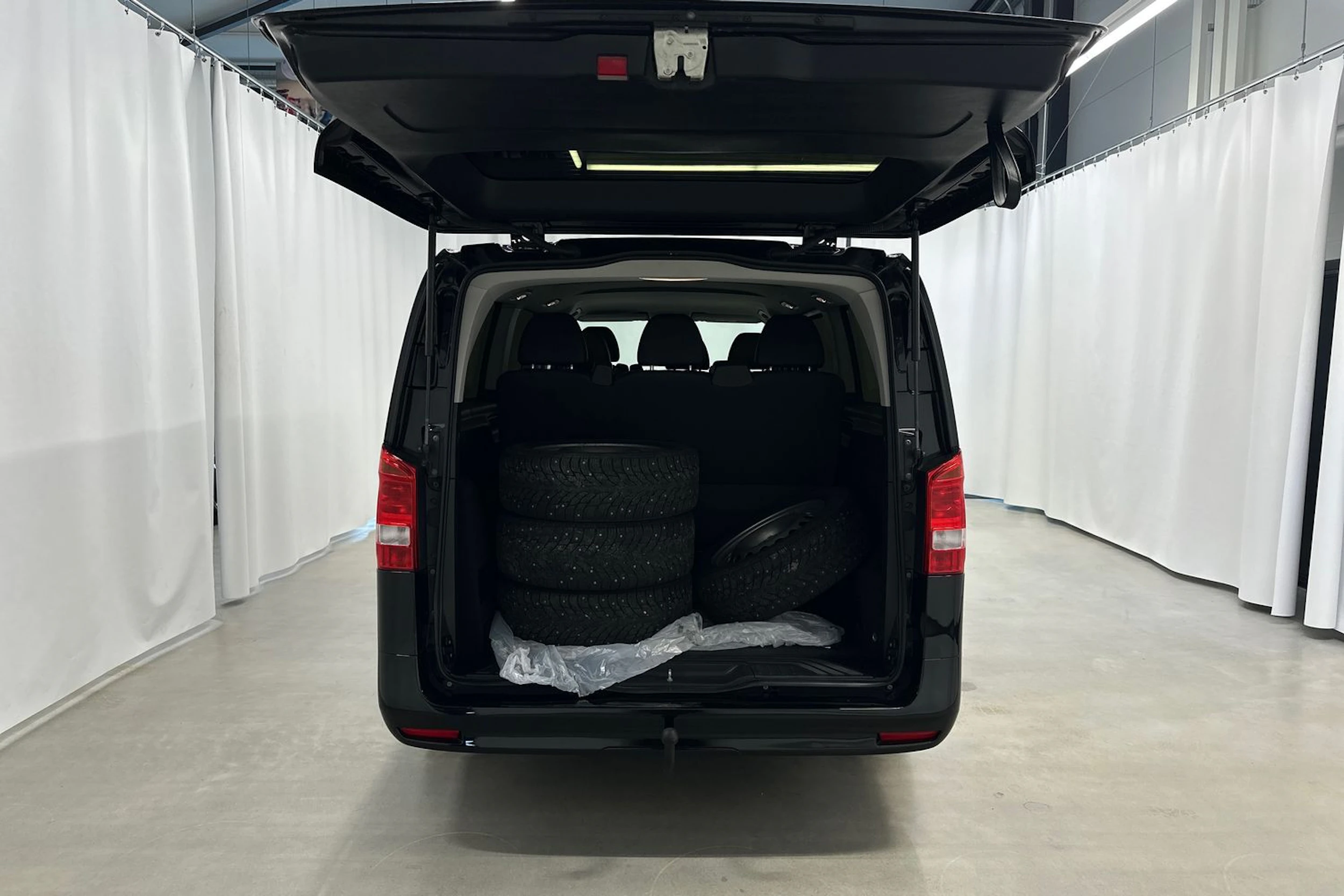musta Mercedes-Benz Vito 2024 kuva 28.