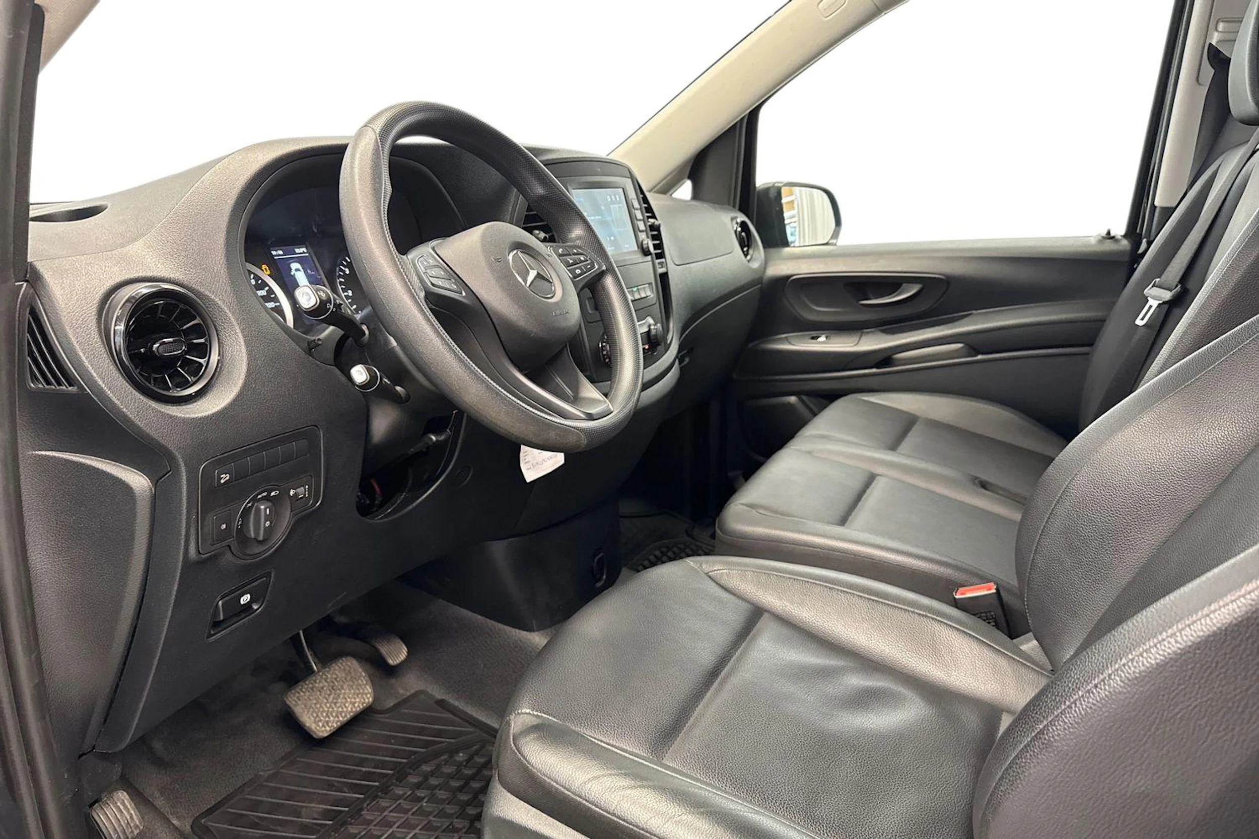 musta Mercedes-Benz Vito 2024 kuva 8.