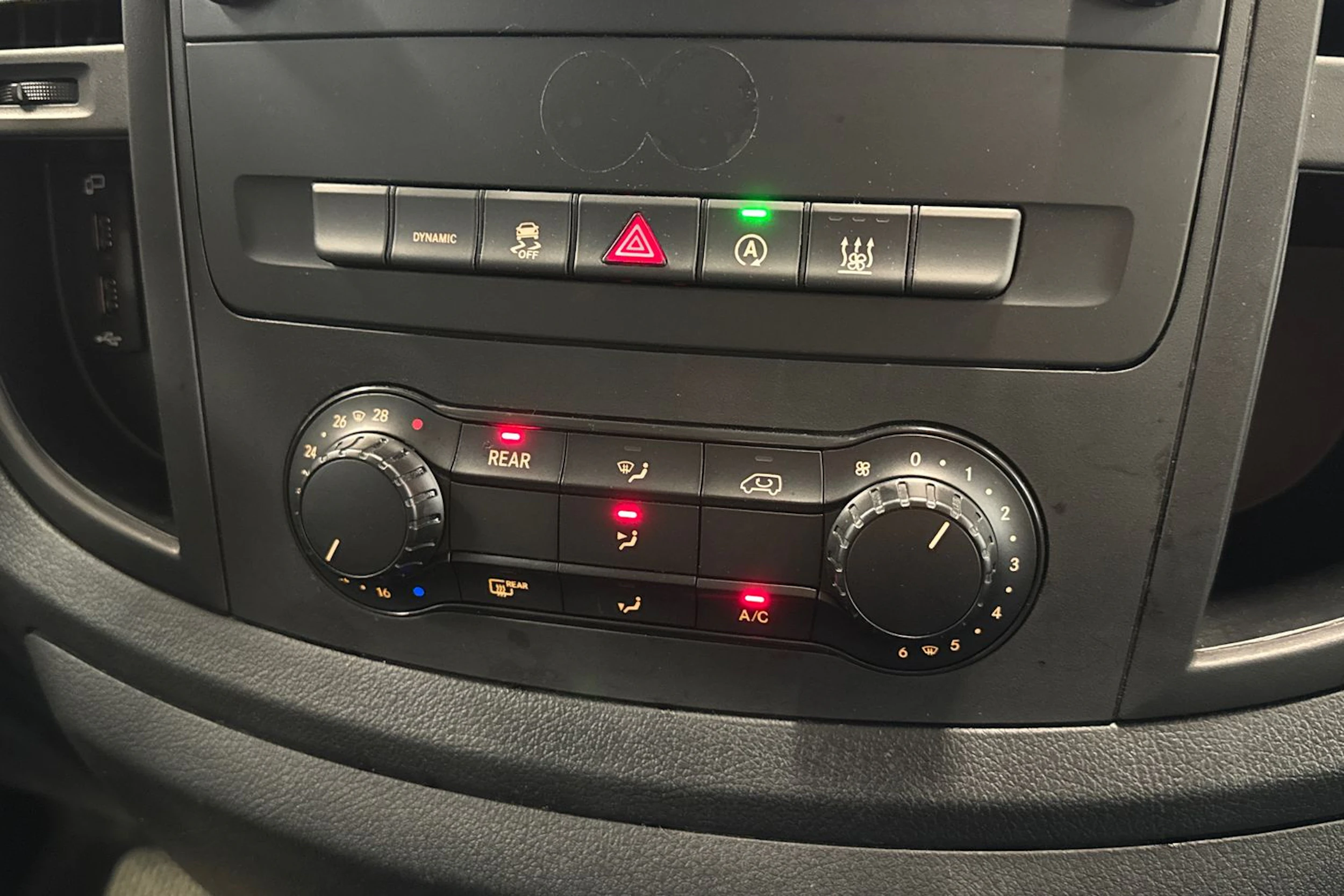 musta Mercedes-Benz Vito 2024 kuva 22.