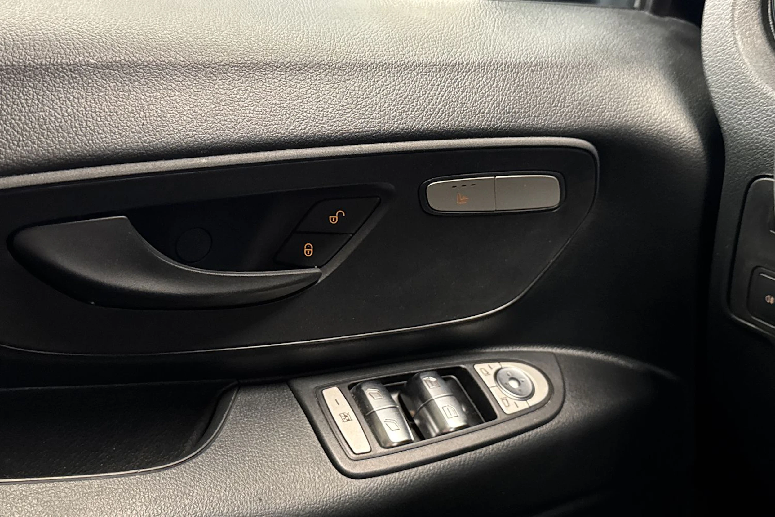 musta Mercedes-Benz Vito 2024 kuva 24.