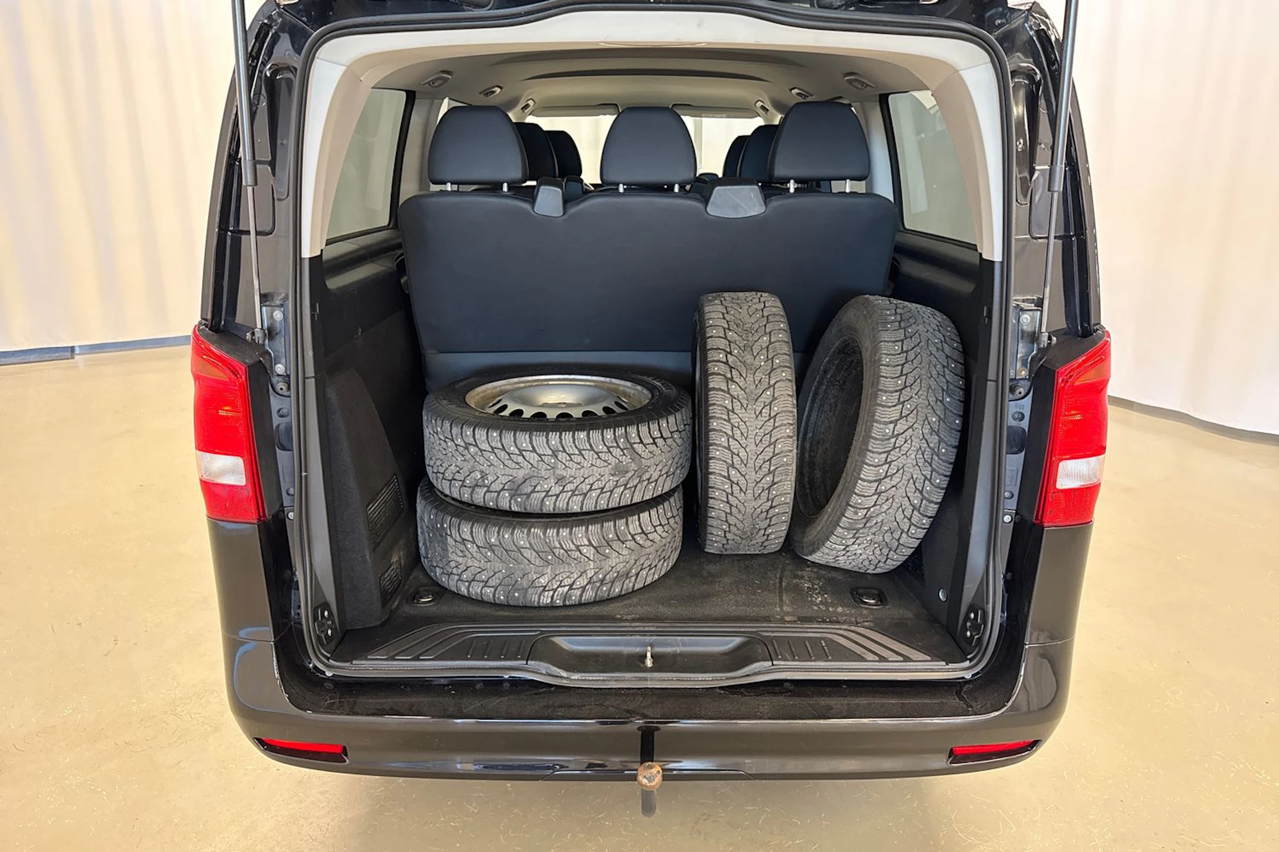 musta Mercedes-Benz Vito 2024 kuva 29.