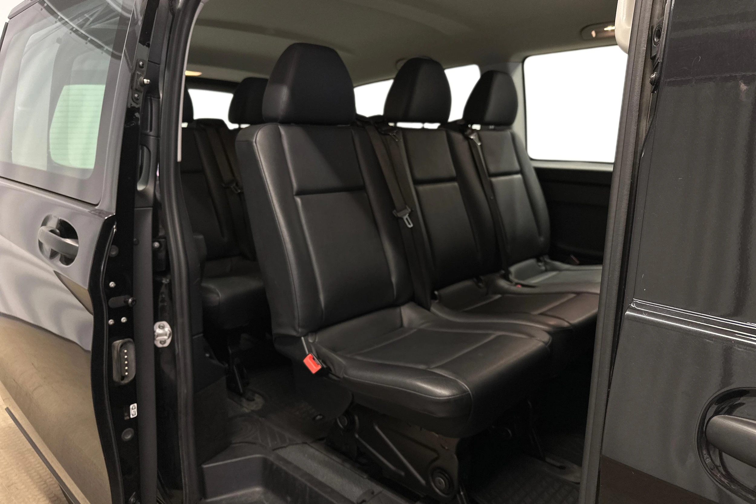 musta Mercedes-Benz Vito 2024 kuva 8.