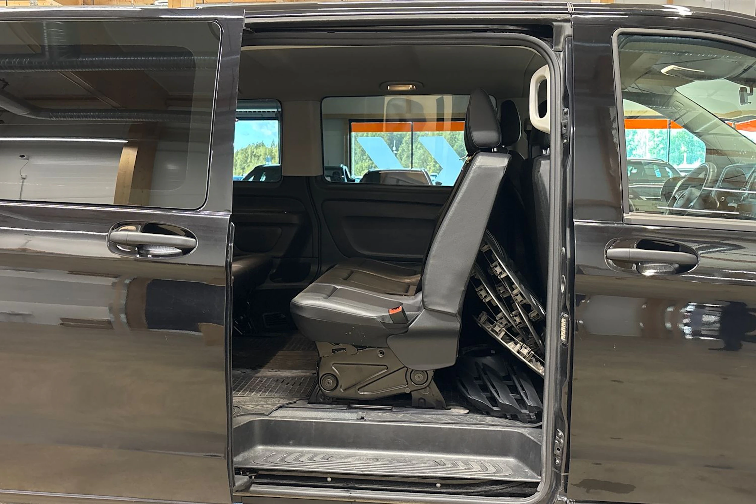 musta Mercedes-Benz Vito 2024 kuva 28.