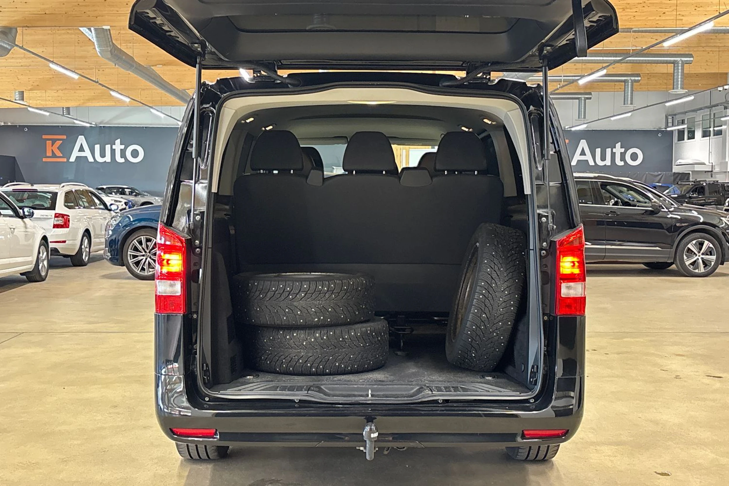 musta Mercedes-Benz Vito 2024 kuva 30.