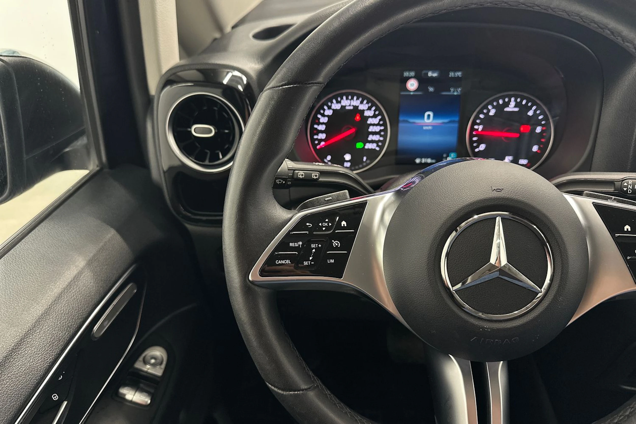 sininen Mercedes-Benz Vito 2024 kuva 11.