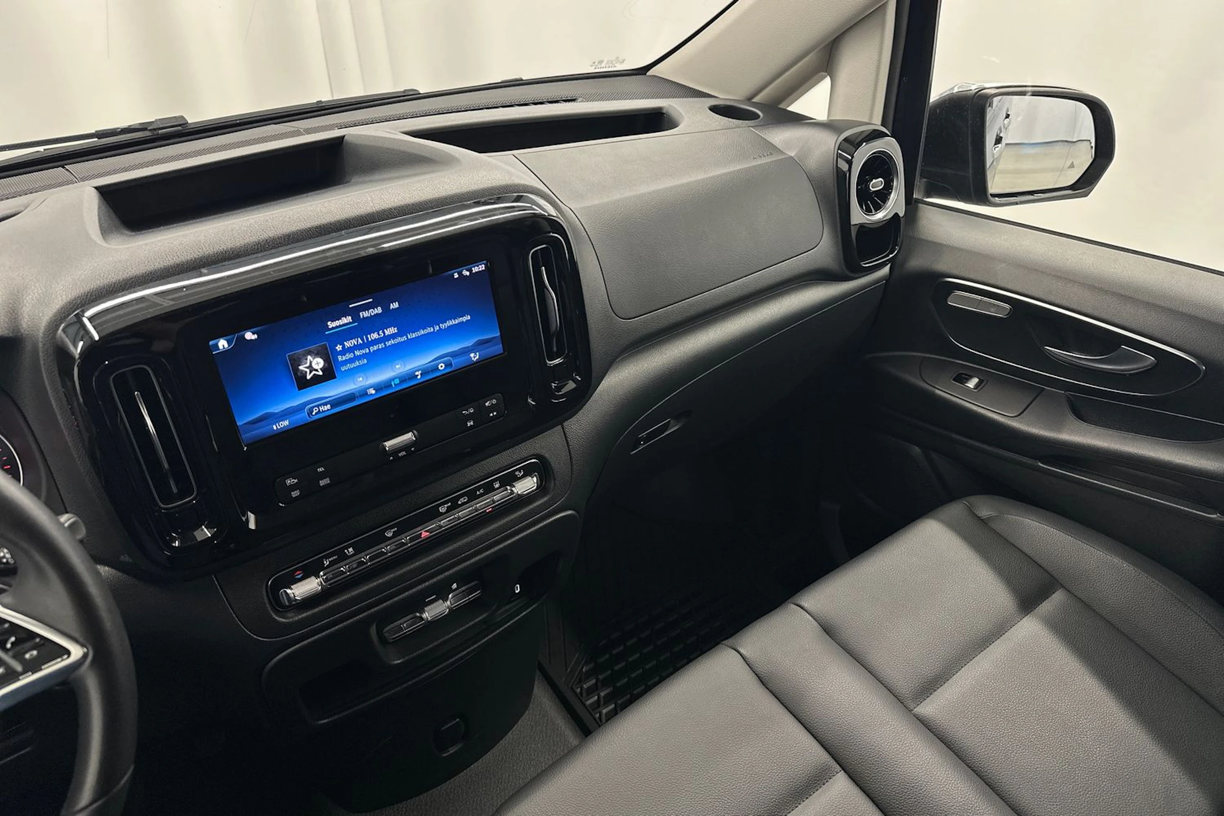 sininen Mercedes-Benz Vito 2024 kuva 15.
