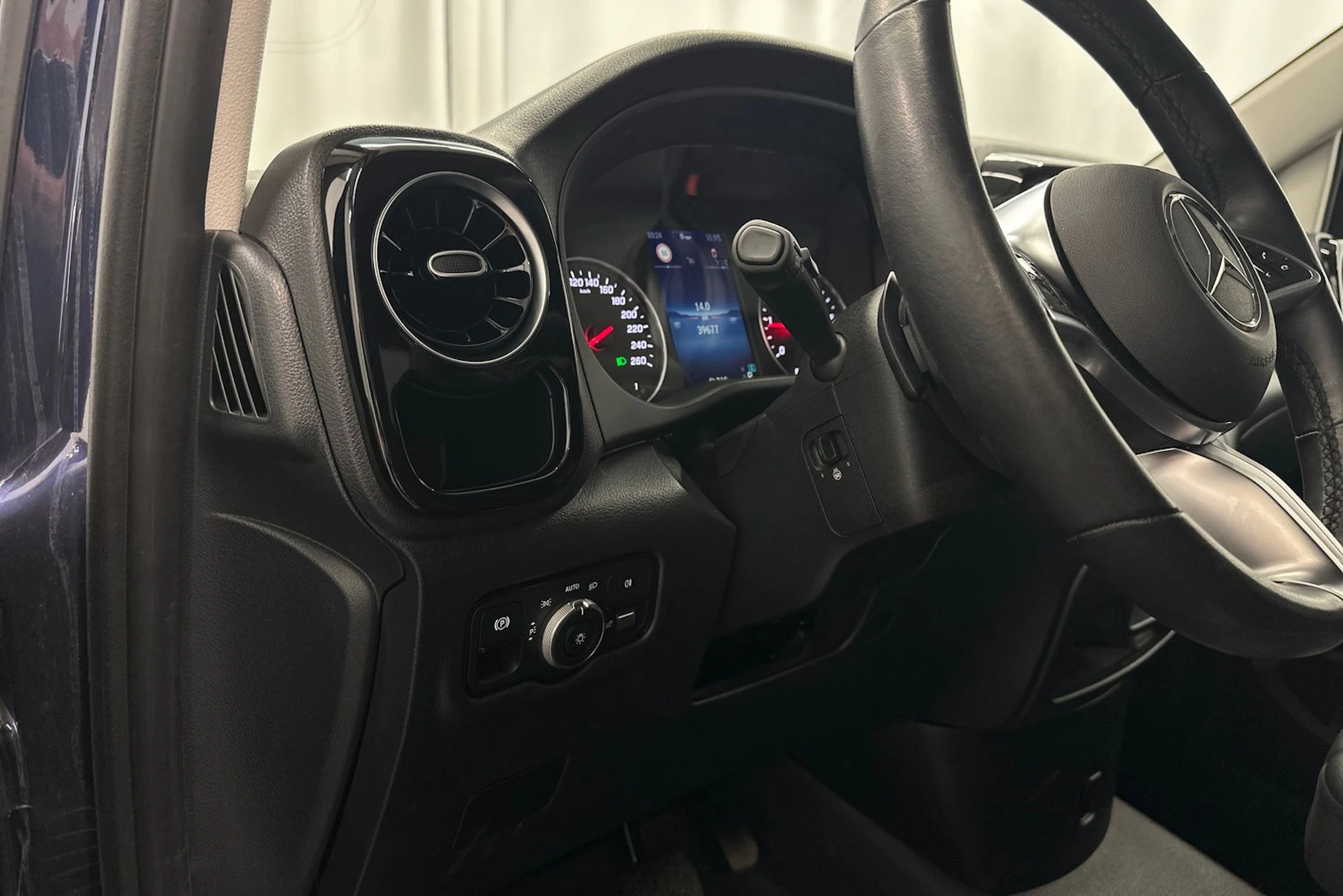 sininen Mercedes-Benz Vito 2024 kuva 25.