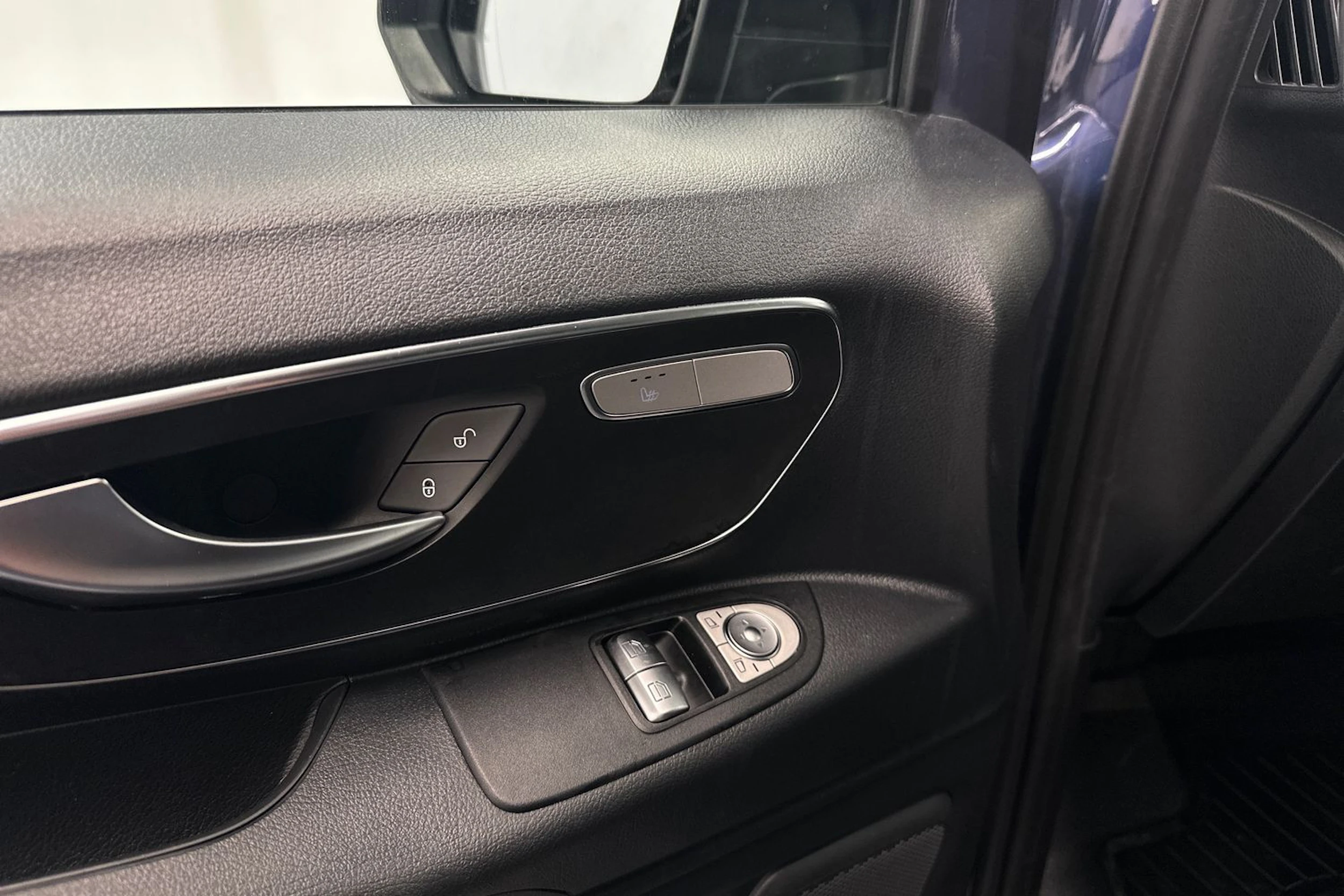 sininen Mercedes-Benz Vito 2024 kuva 26.