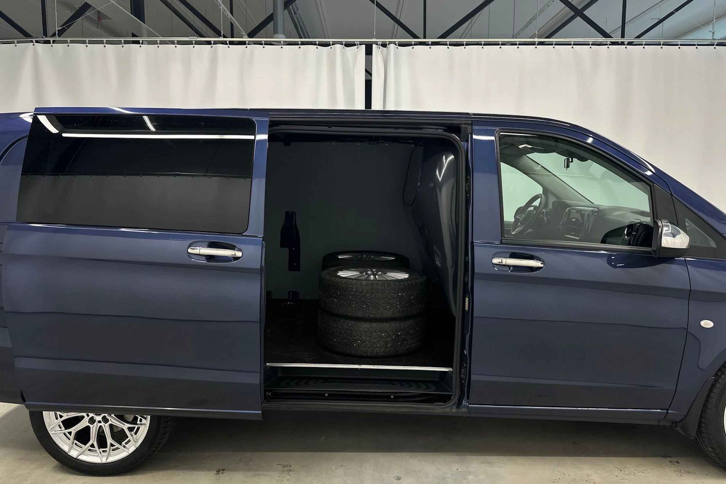 sininen Mercedes-Benz Vito 2024 kuva 28.