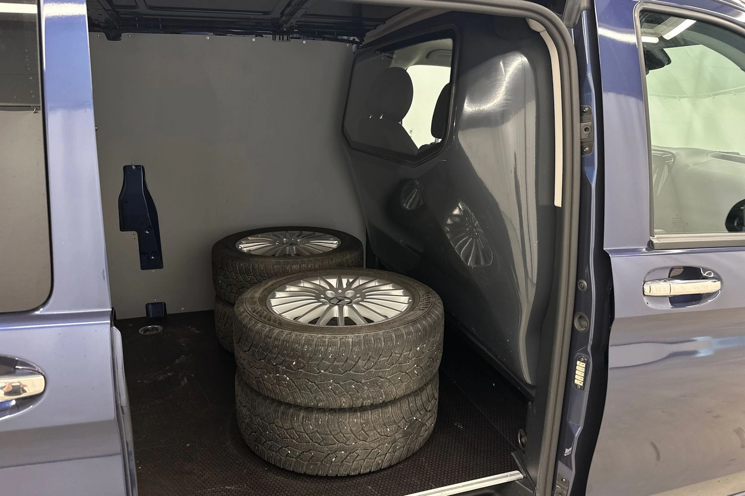 sininen Mercedes-Benz Vito 2024 kuva 29.