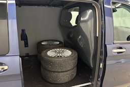 sininen Mercedes-Benz Vito 2024 kuva 29.