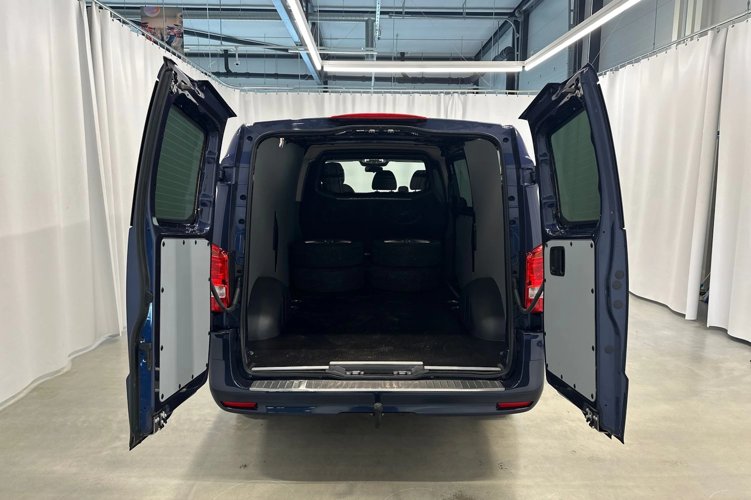 sininen Mercedes-Benz Vito 2024 kuva 30.