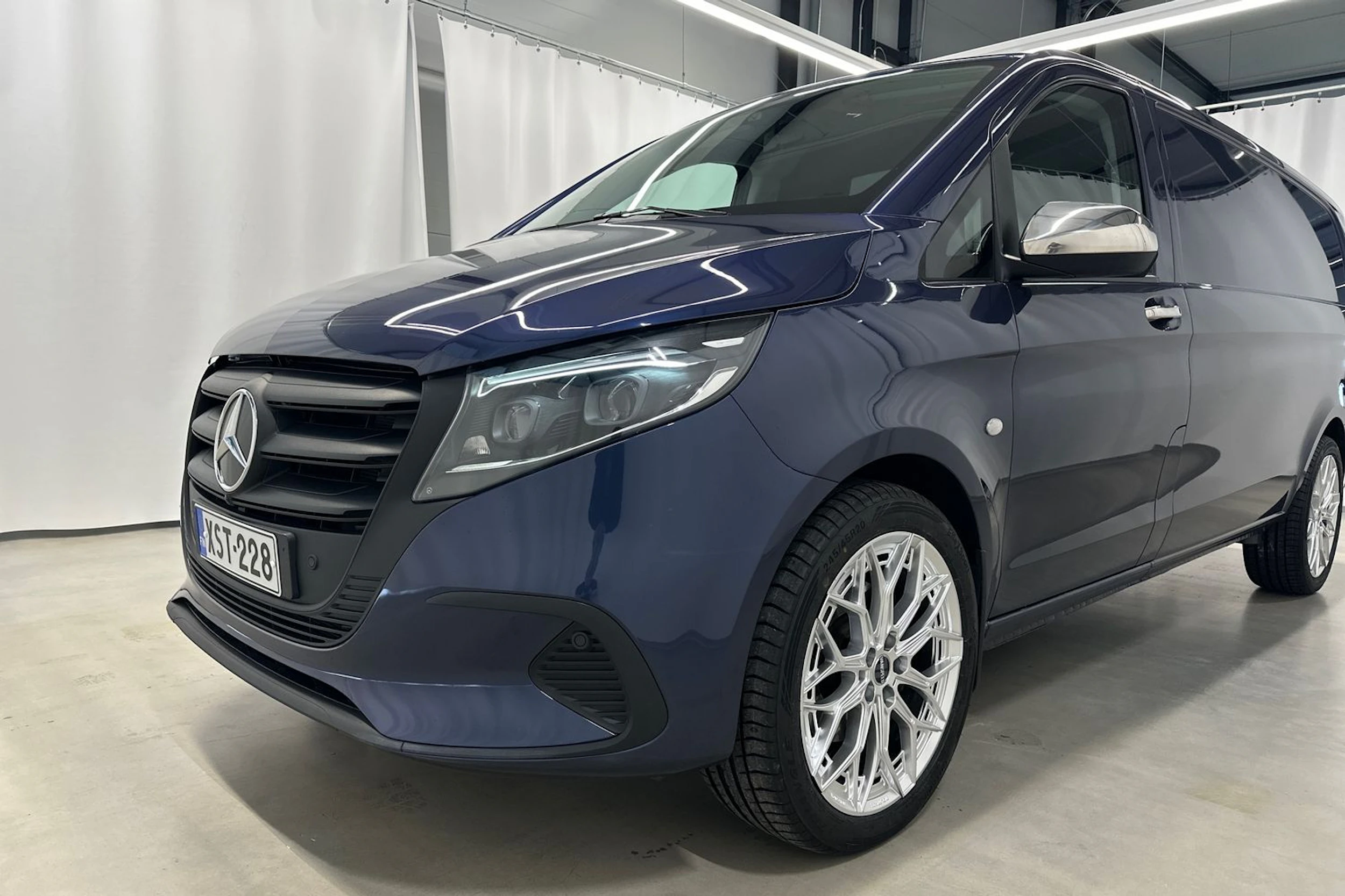 sininen Mercedes-Benz Vito 2024 kuva 32.