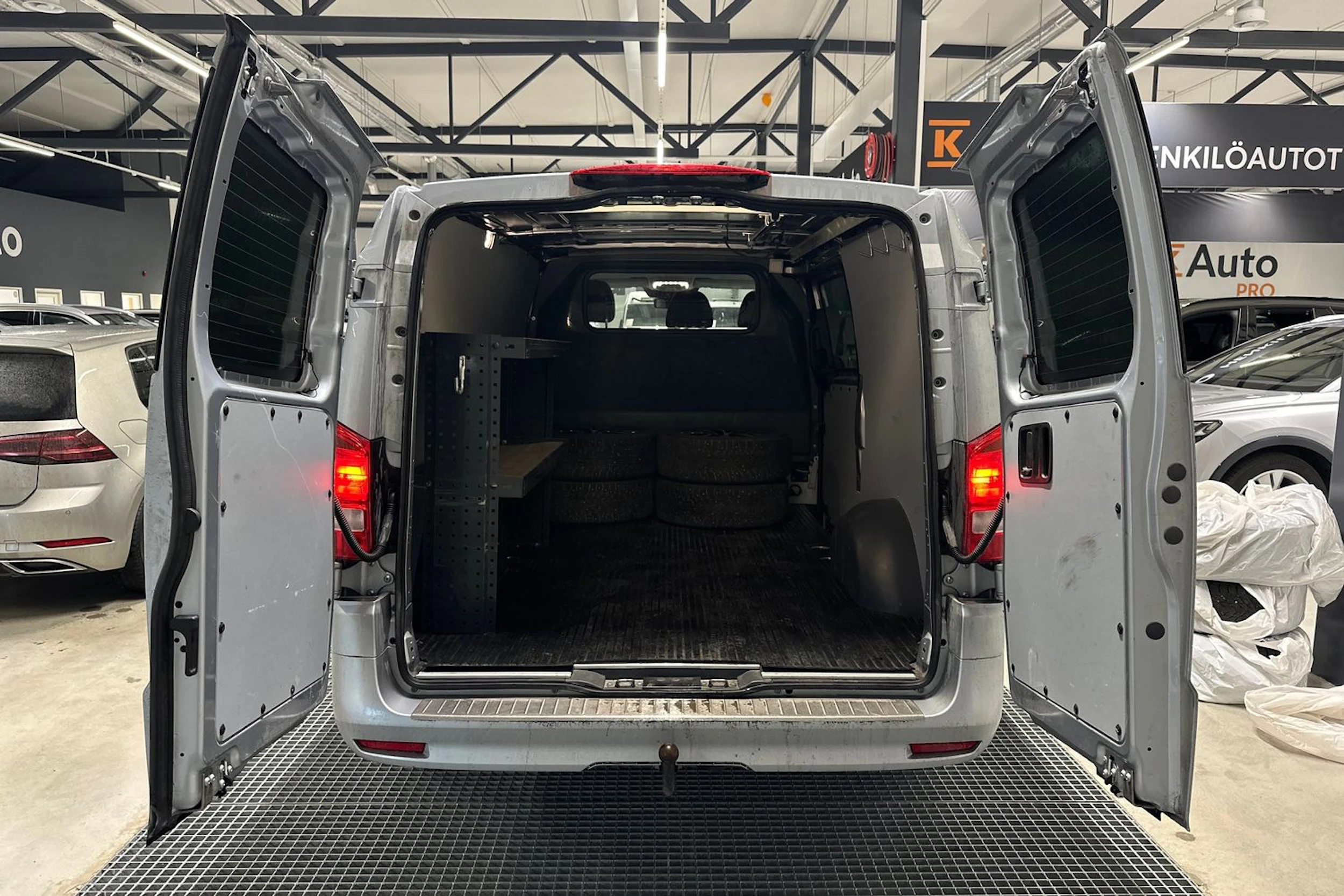 harmaa Mercedes-Benz Vito 2024 kuva 6.