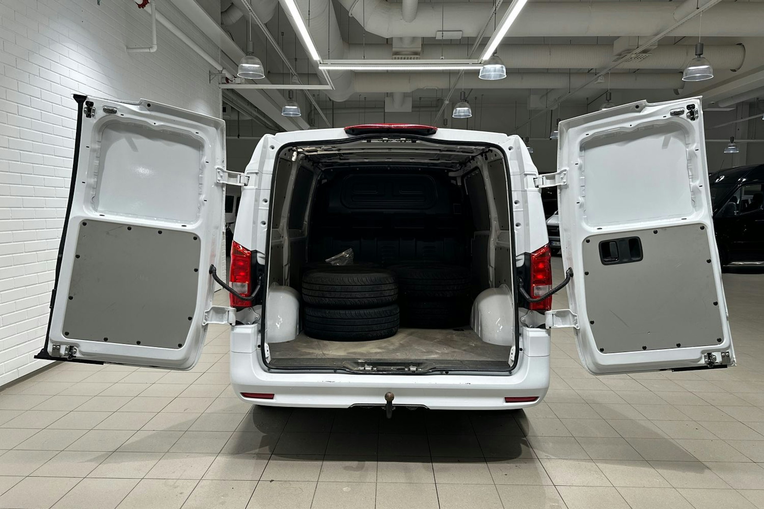 valkoinen Mercedes-Benz Vito 2025 kuva 28.