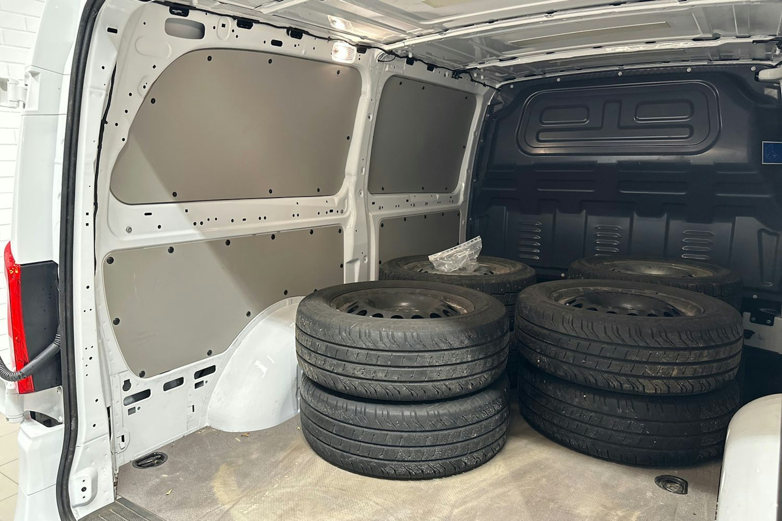 valkoinen Mercedes-Benz Vito 2025 kuva 29.