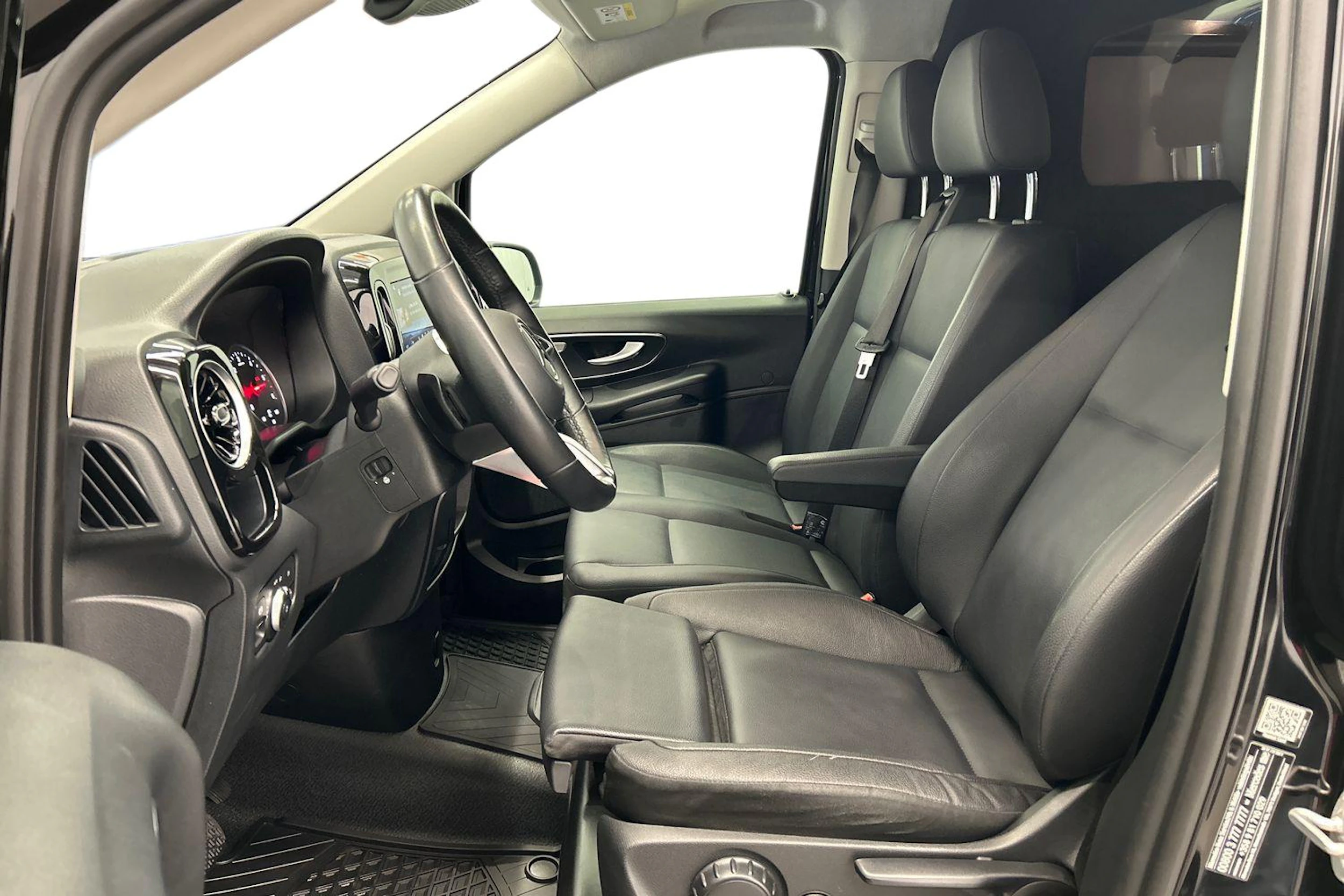 musta Mercedes-Benz Vito 2025 kuva 6.
