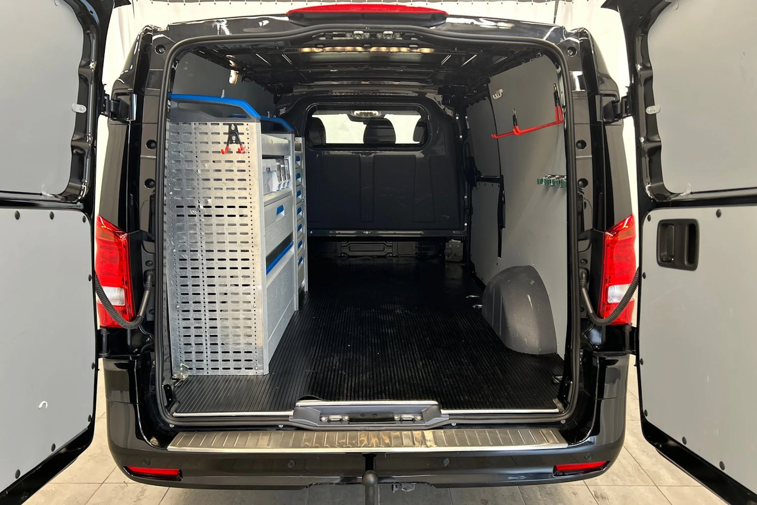 musta Mercedes-Benz Vito 2025 kuva 20.