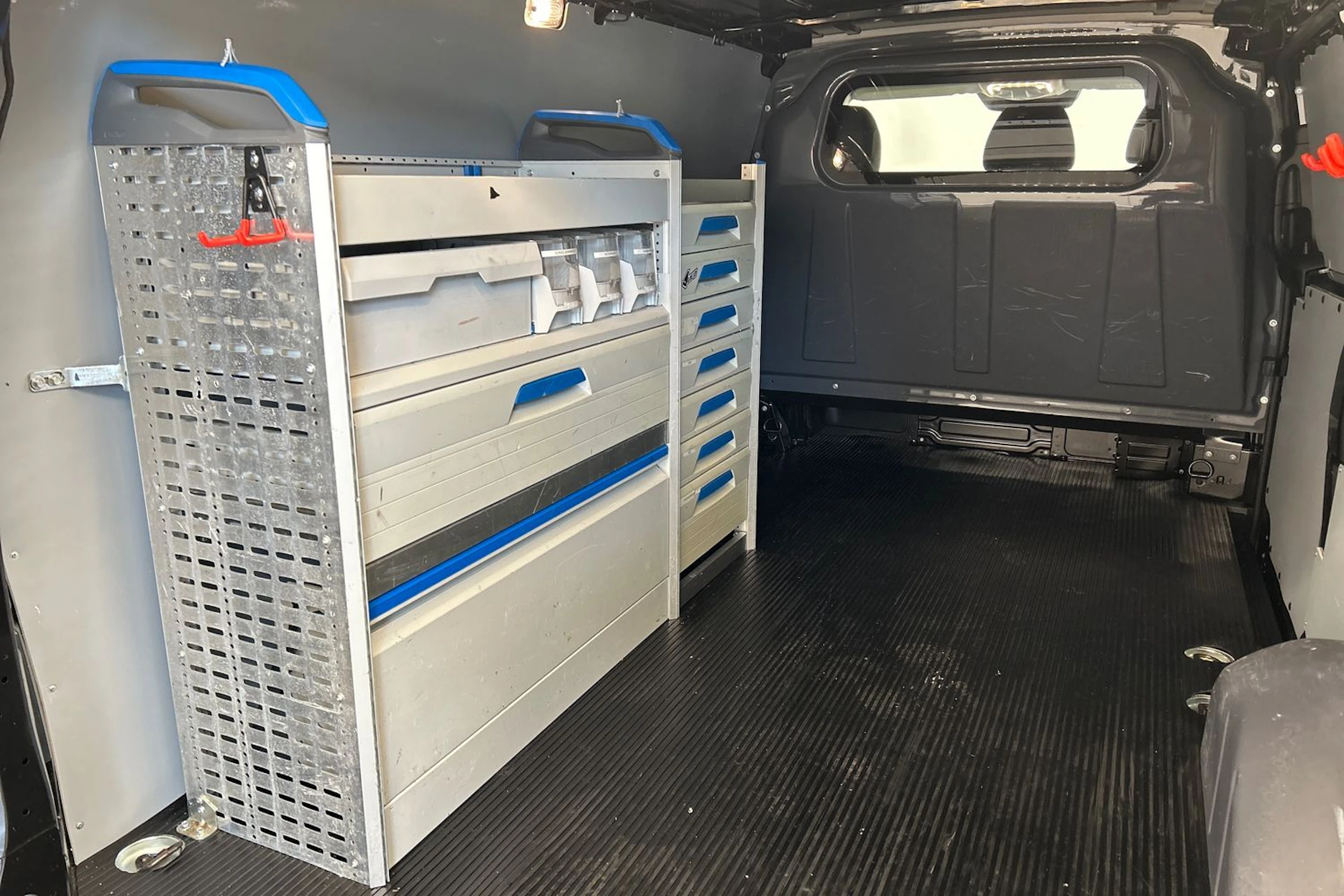 musta Mercedes-Benz Vito 2025 kuva 21.