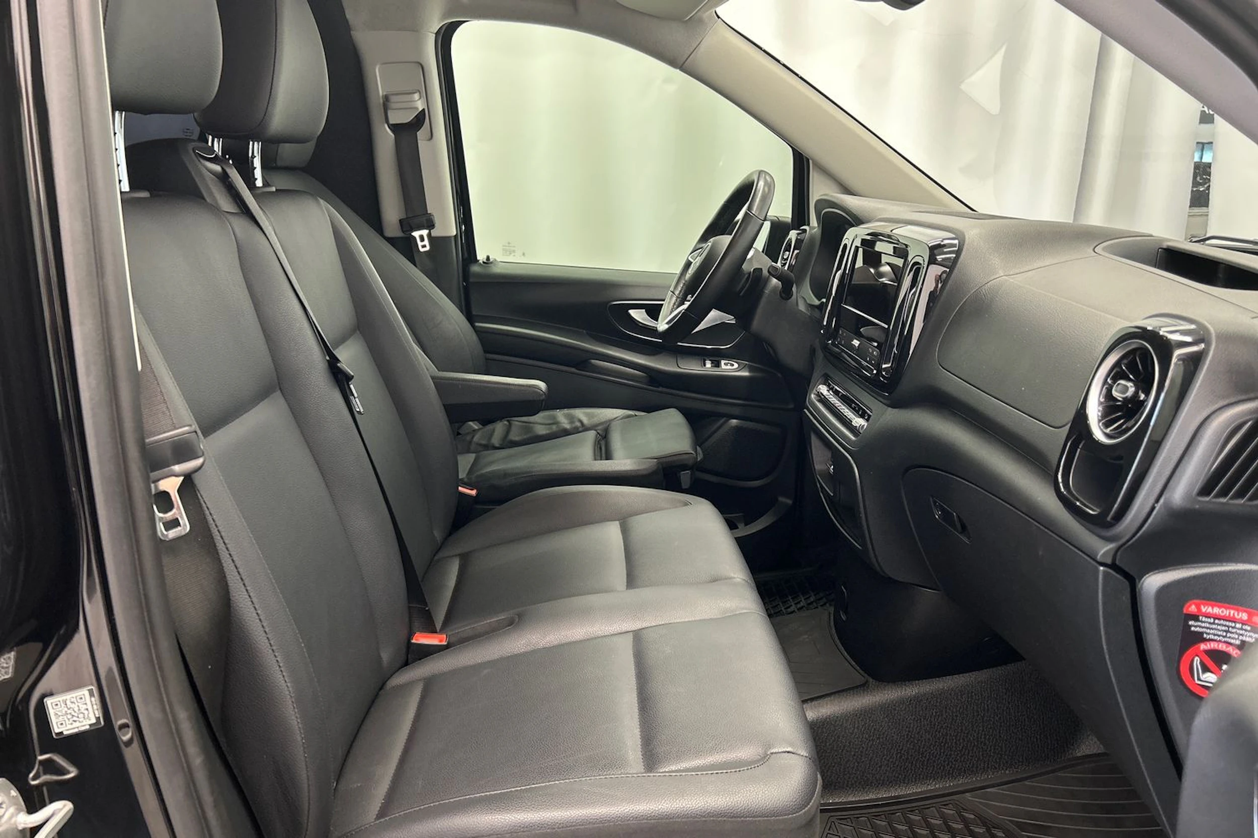 musta Mercedes-Benz Vito 2025 kuva 24.