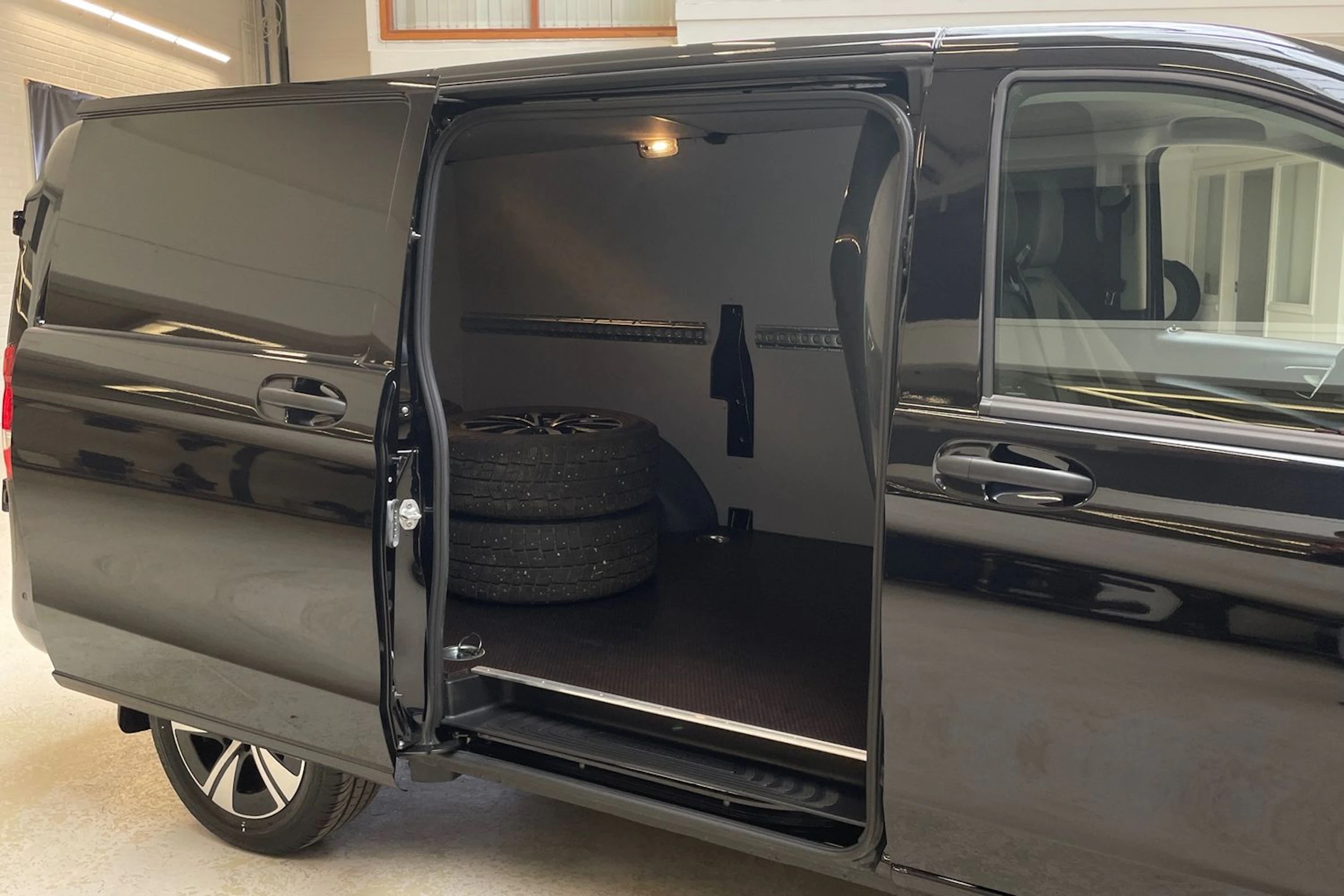 musta Mercedes-Benz Vito 2026 kuva 13.