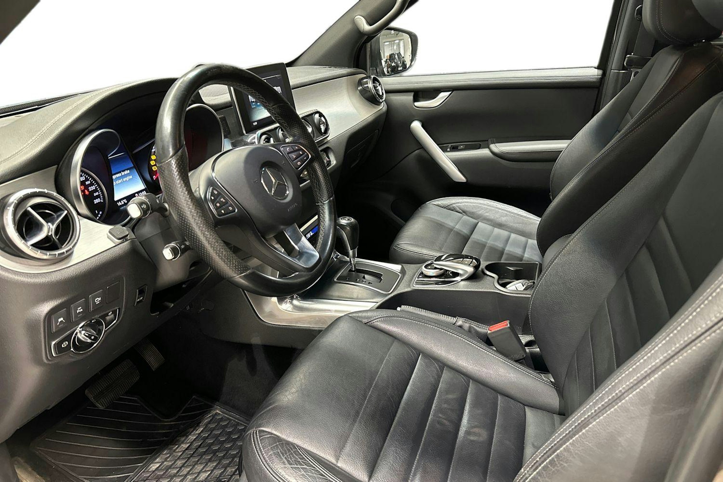 ruskea (beige) Mercedes-Benz X 2017 kuva 7.
