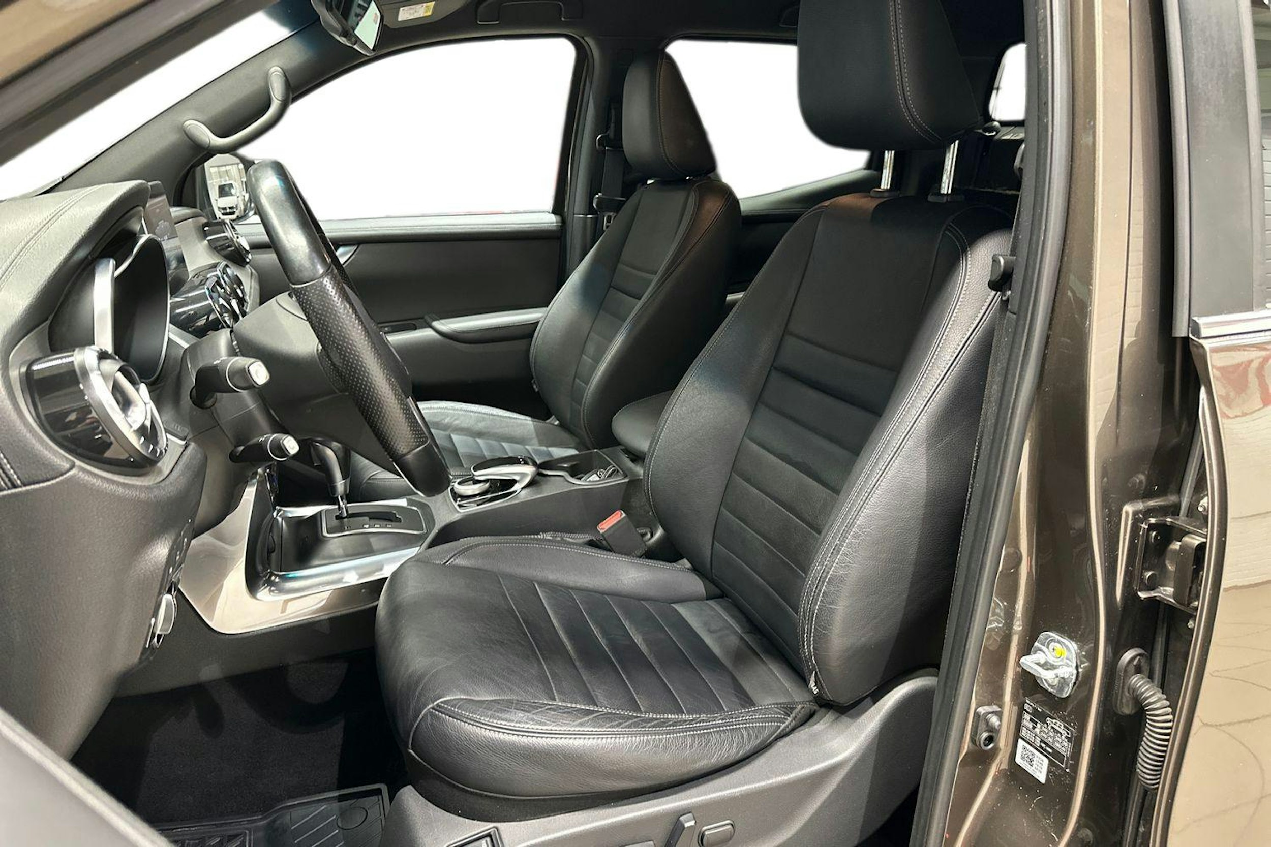 ruskea (beige) Mercedes-Benz X 2017 kuva 10.