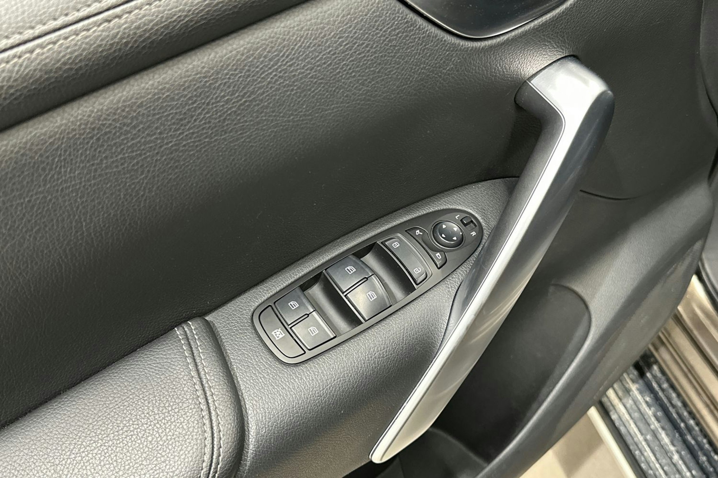ruskea (beige) Mercedes-Benz X 2017 kuva 14.