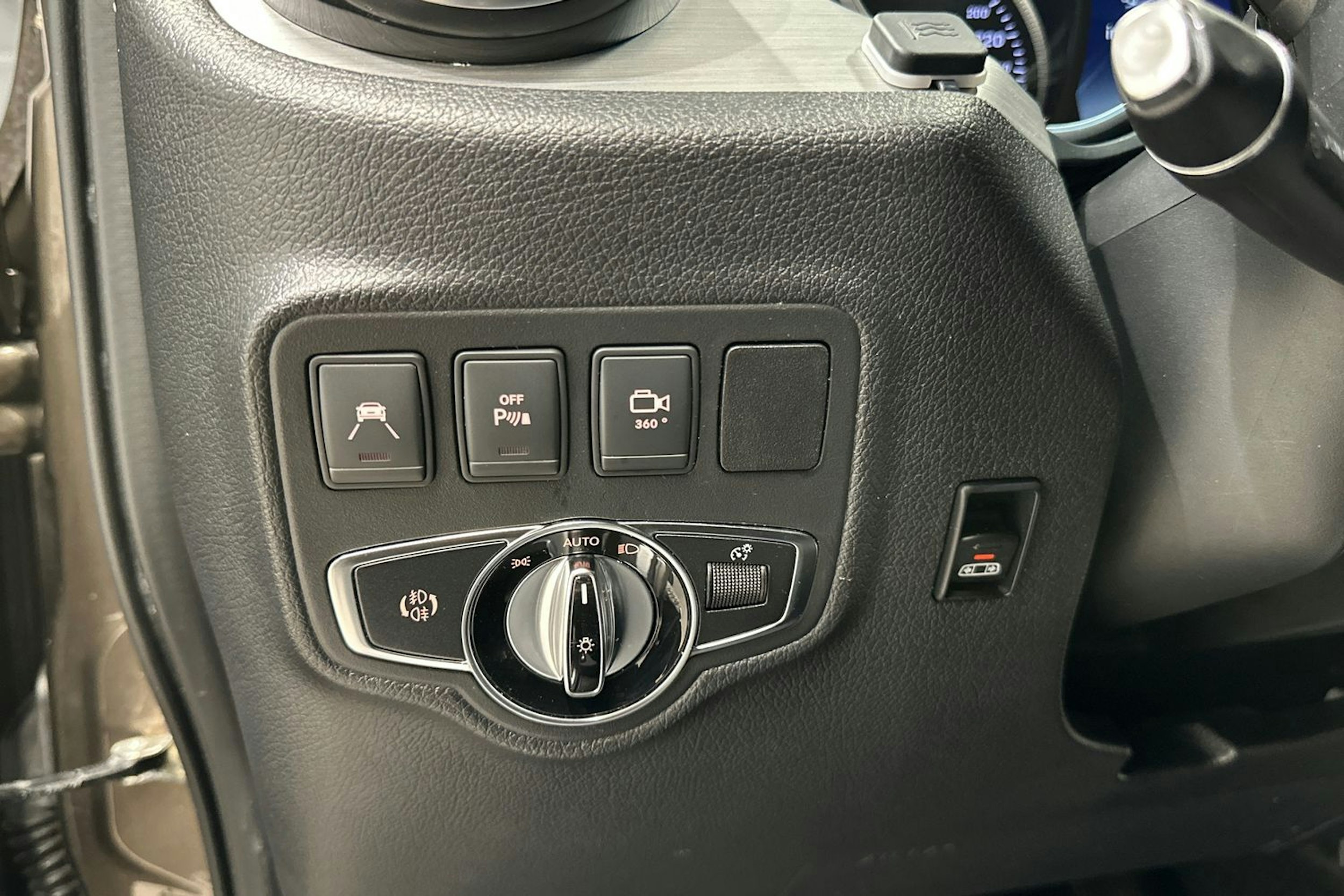 ruskea (beige) Mercedes-Benz X 2017 kuva 15.