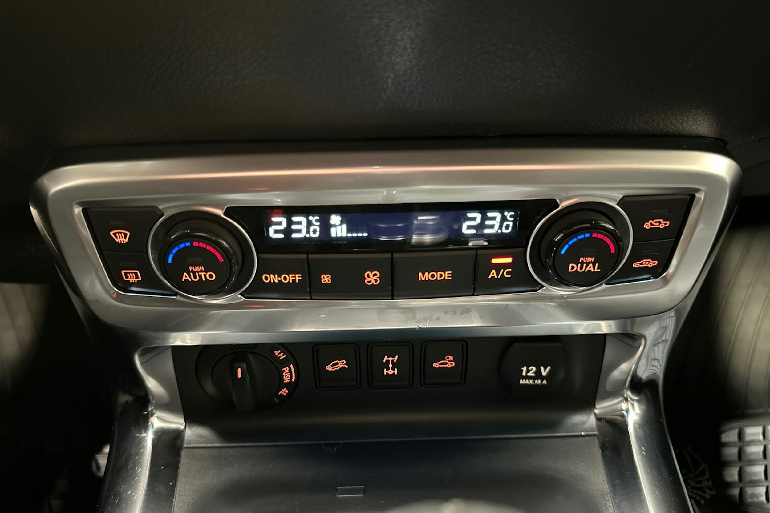 ruskea (beige) Mercedes-Benz X 2017 kuva 23.