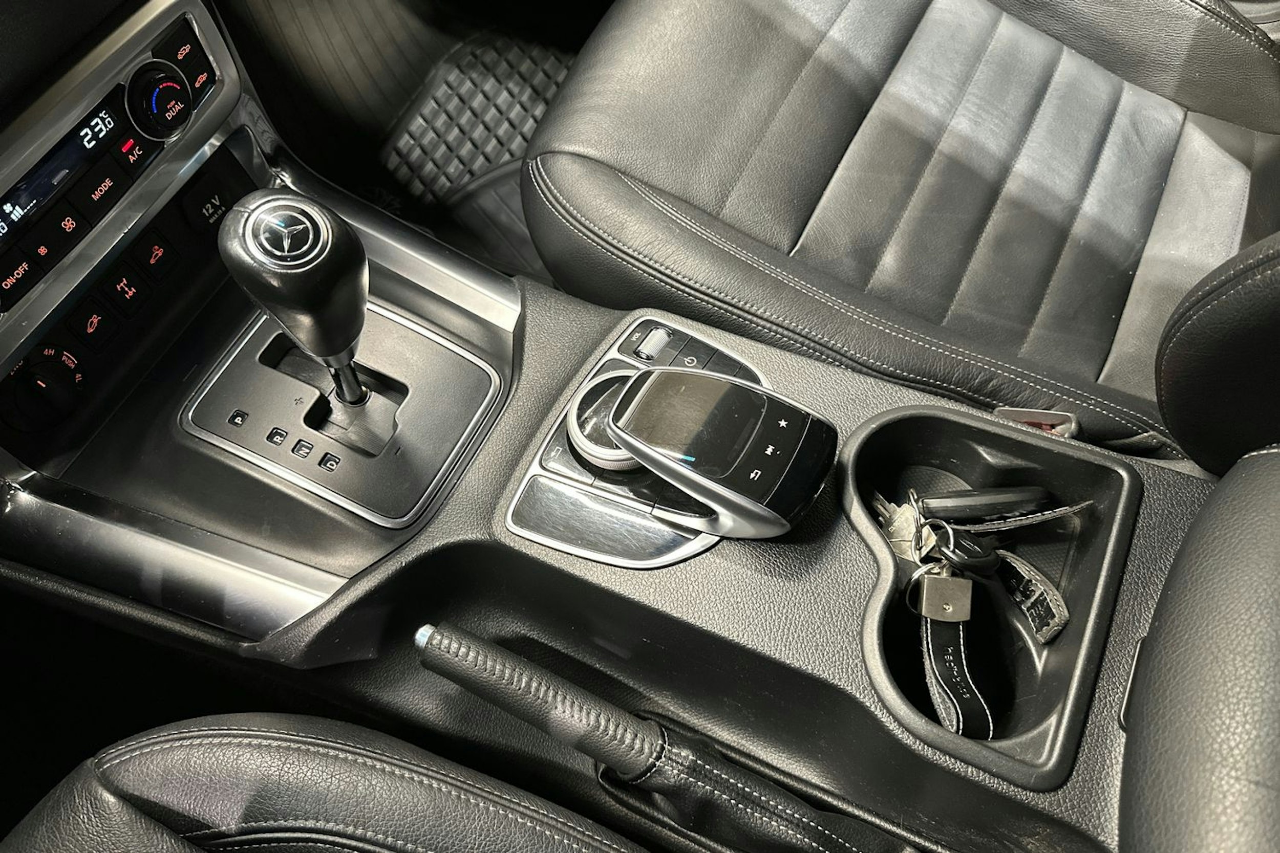 ruskea (beige) Mercedes-Benz X 2017 kuva 24.