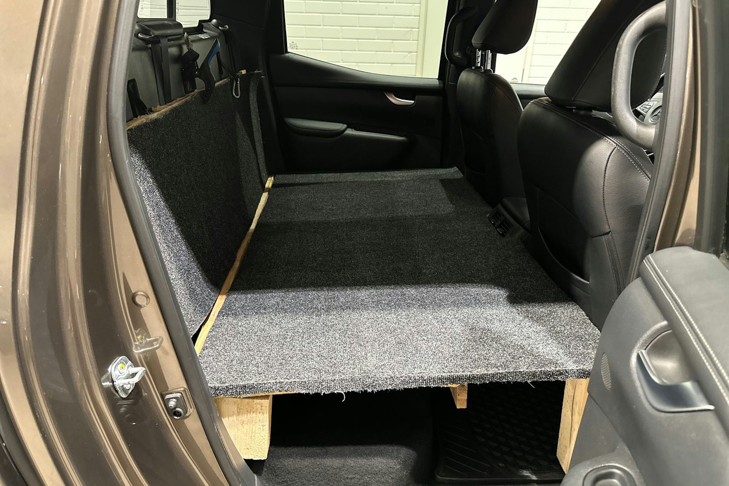 ruskea (beige) Mercedes-Benz X 2017 kuva 27.