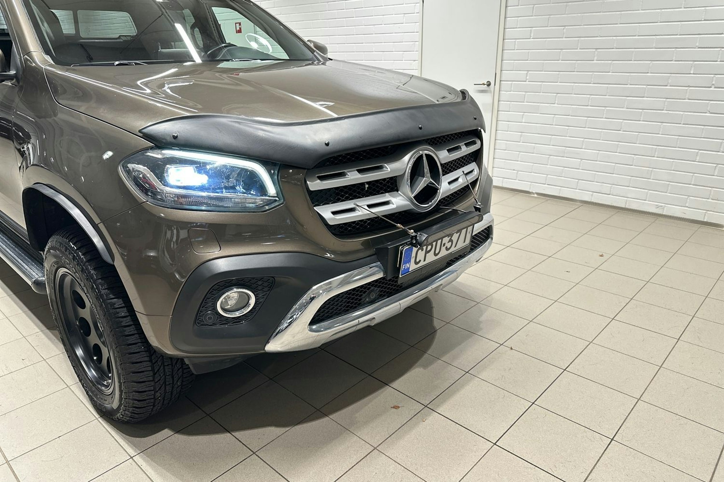 ruskea (beige) Mercedes-Benz X 2017 kuva 29.