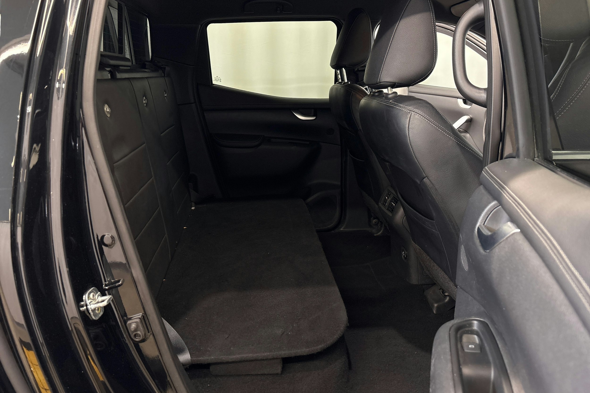 musta Mercedes-Benz X 2017 kuva 11.