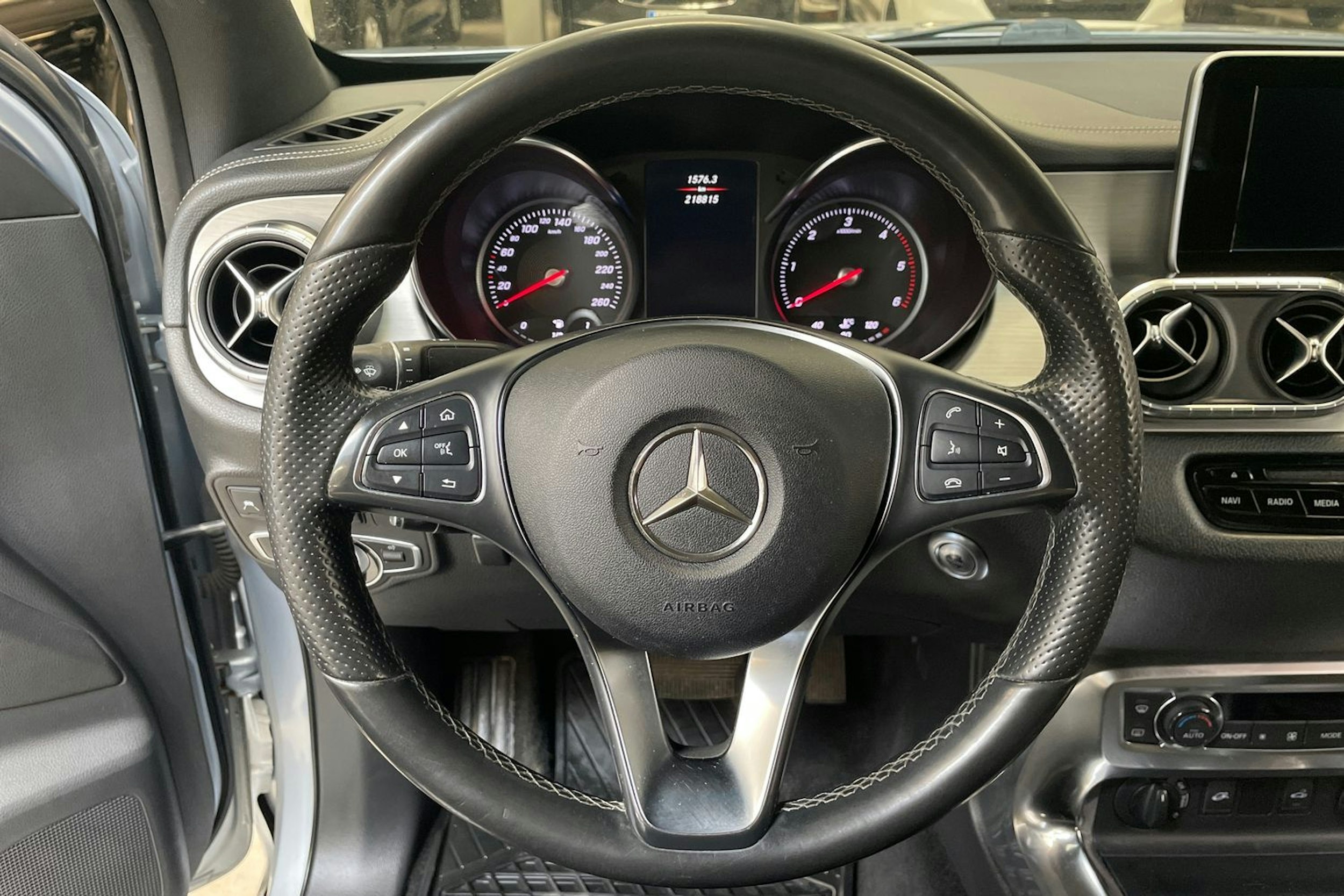 harmaa Mercedes-Benz X 2018 kuva 13.